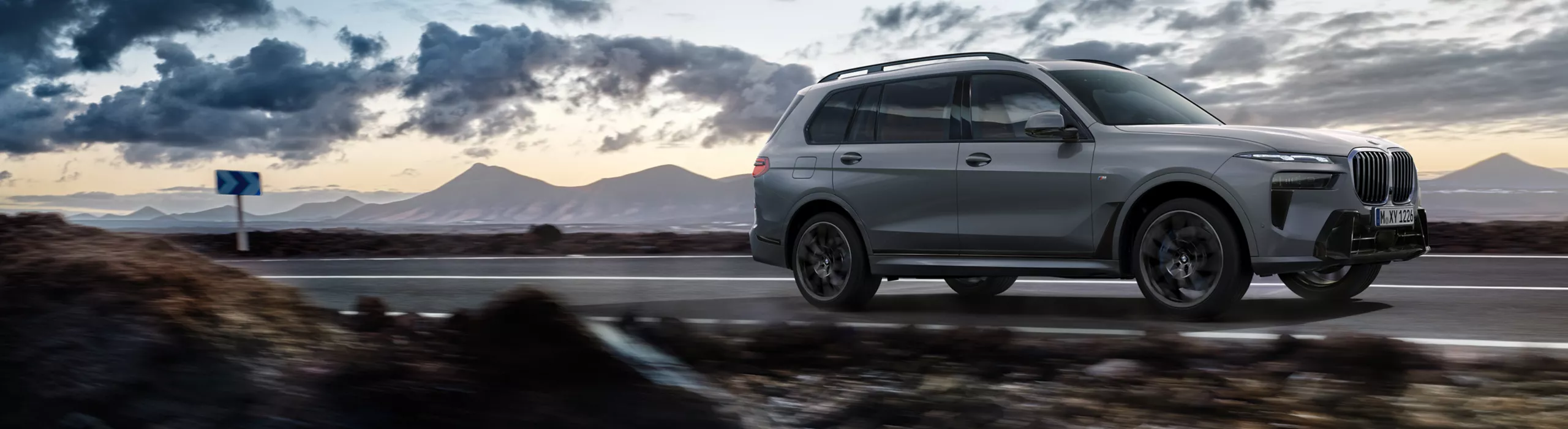 BMW X7，佇立於石頭山旁的平台前