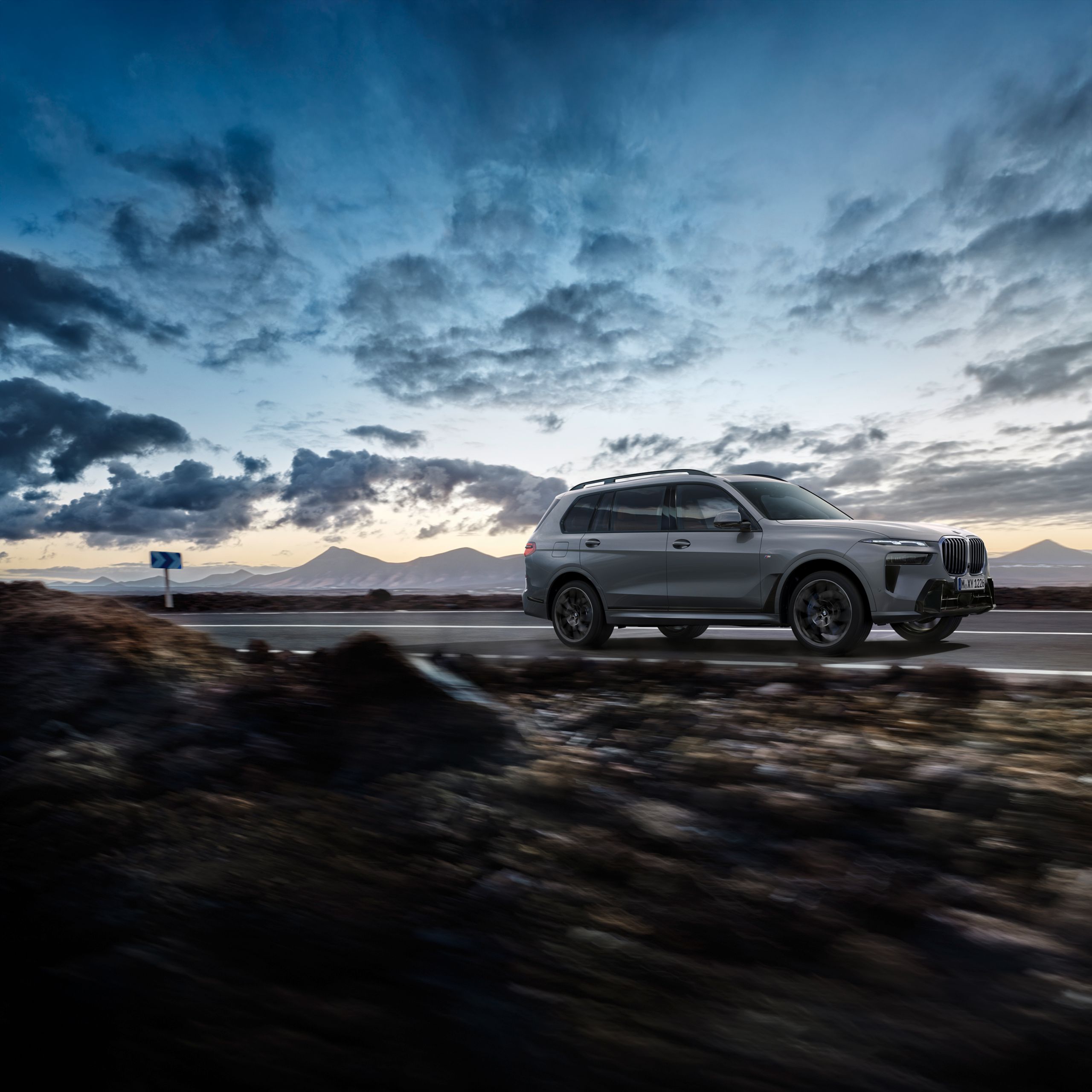 BMW X7，佇立於石頭山旁的平台前