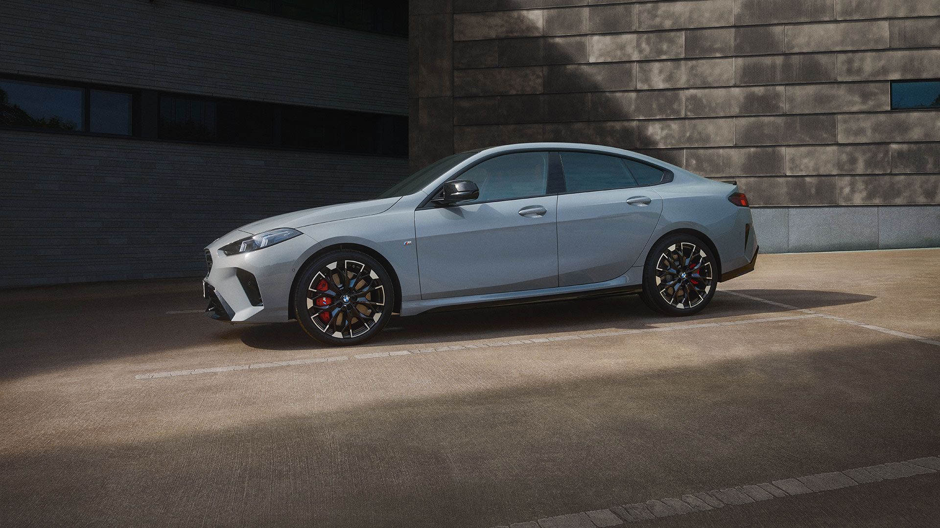 Ein graues BMW 2er Gran Coupé