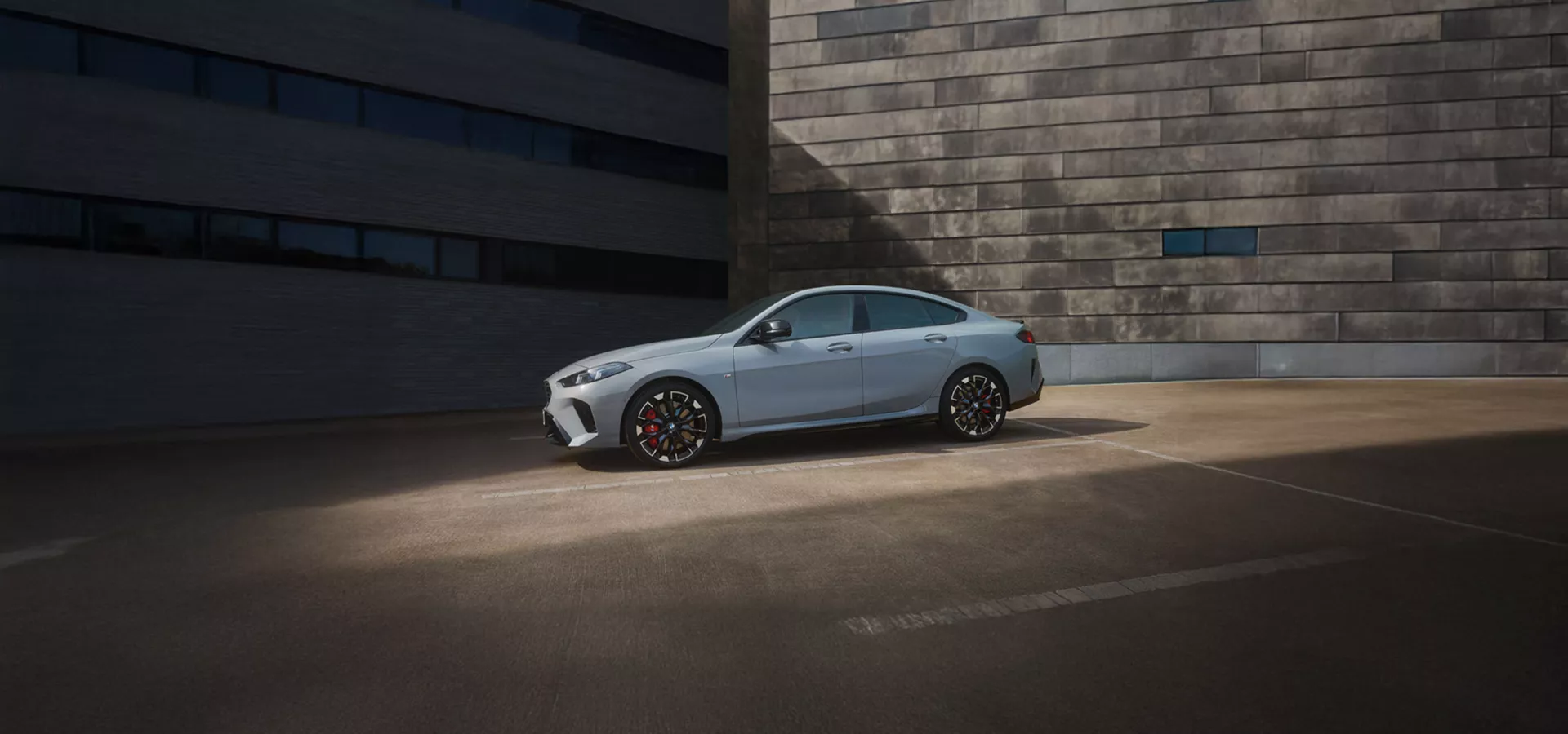 Ein graues BMW 2er Gran Coupé