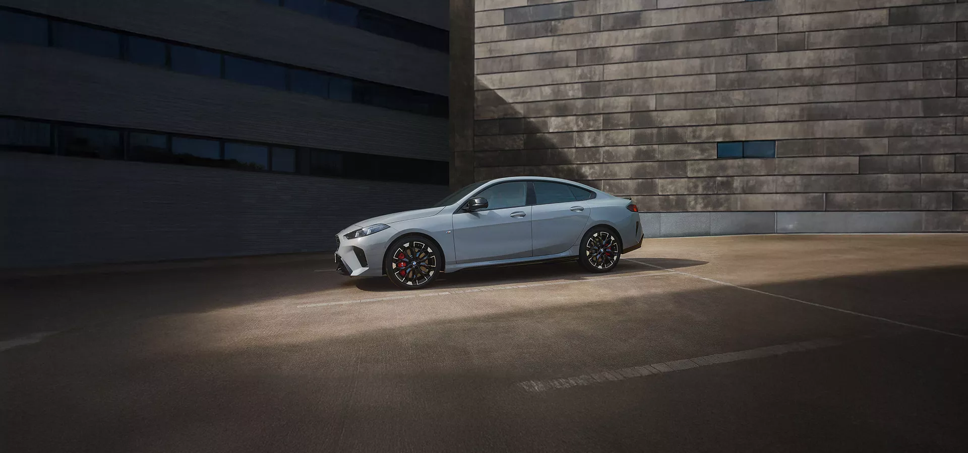 Ein graues BMW 2er Gran Coupé