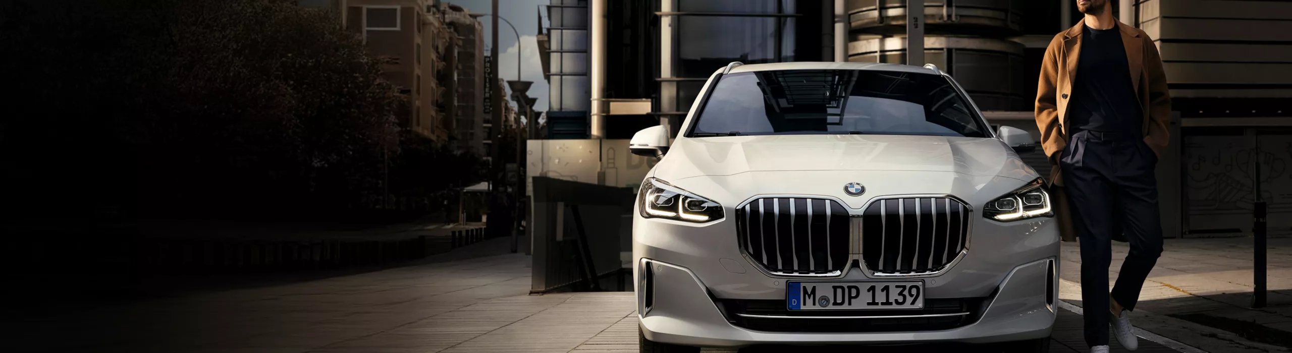 ガードレールのある道路を走るBMW 2シリーズ アクティブ ツアラー