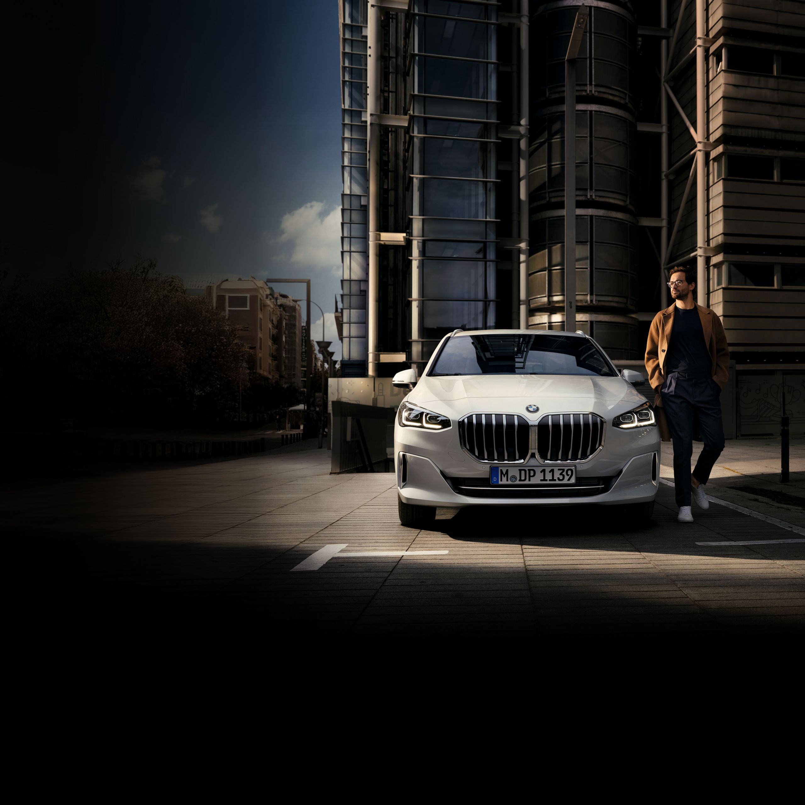 ガードレールのある道路を走るBMW 2シリーズ アクティブ ツアラー
