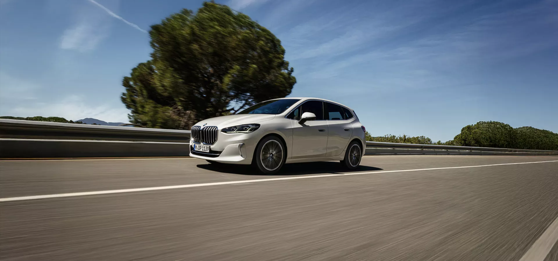 Ein weißer BMW 2er Active Tourer