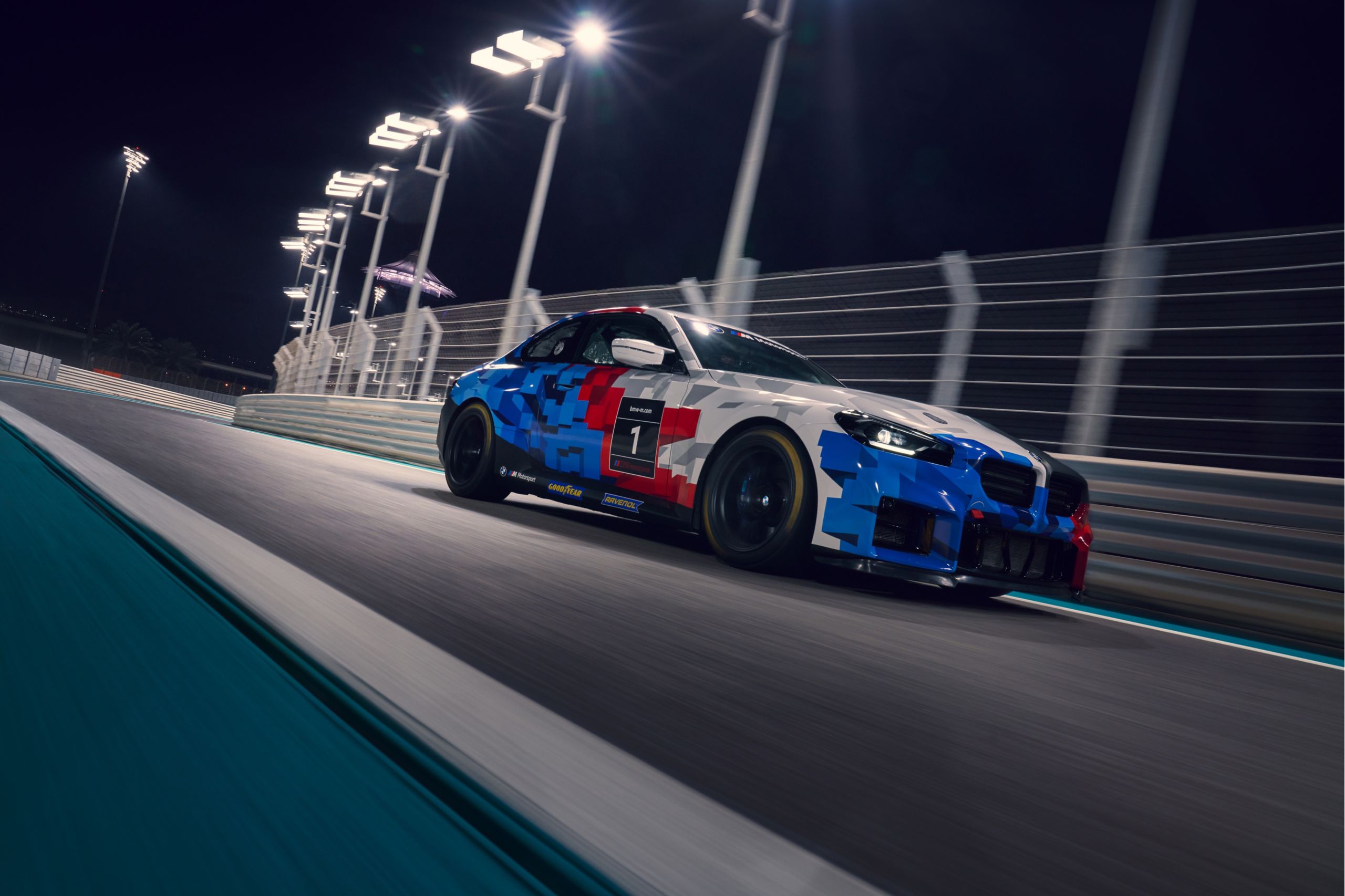 BMW M2 Racing G87, carro de competição de 313 cv a circular em pista