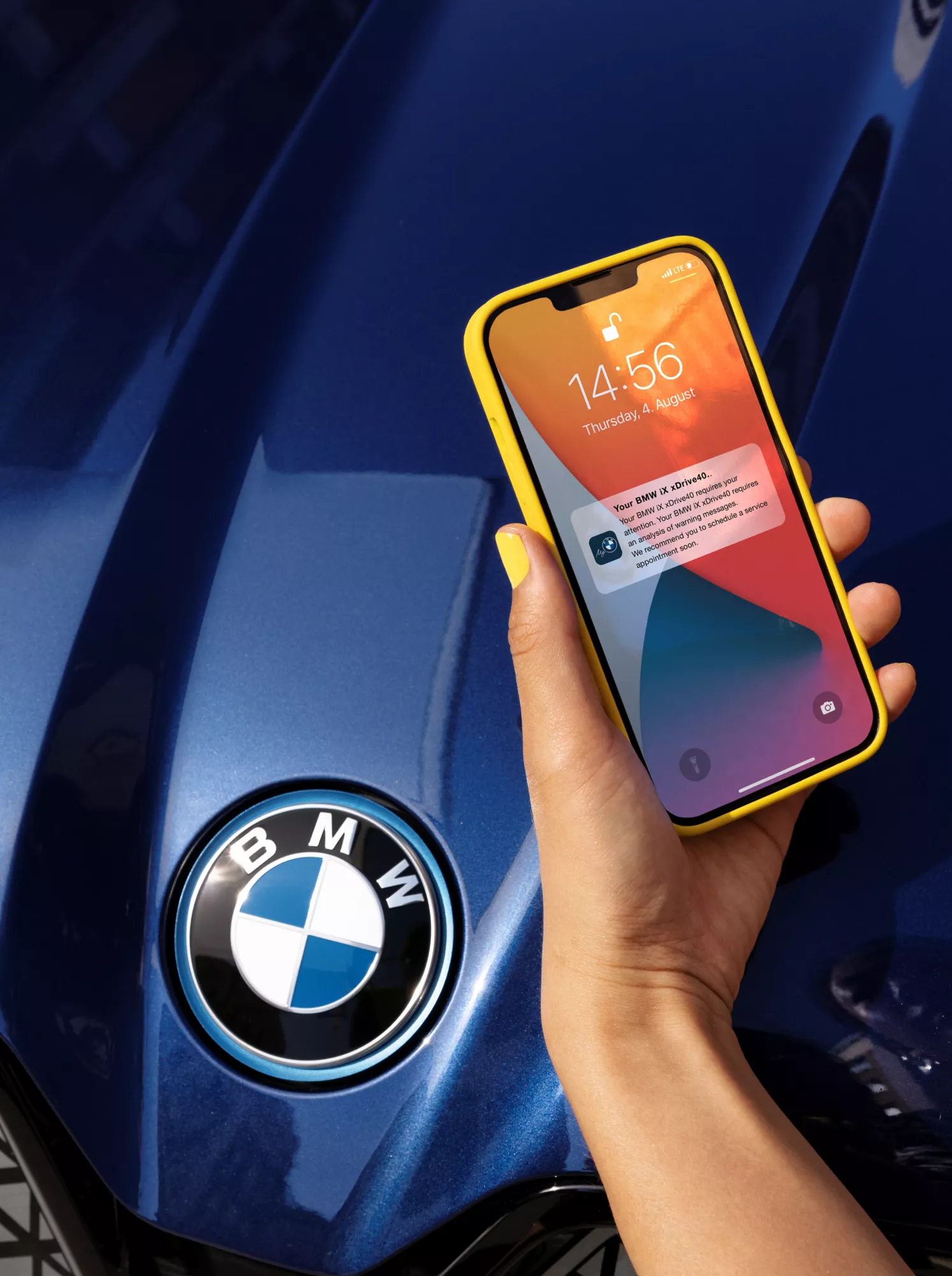 Two persons are accessing their individualised BMW Digital Keys and user rights on their smartphones