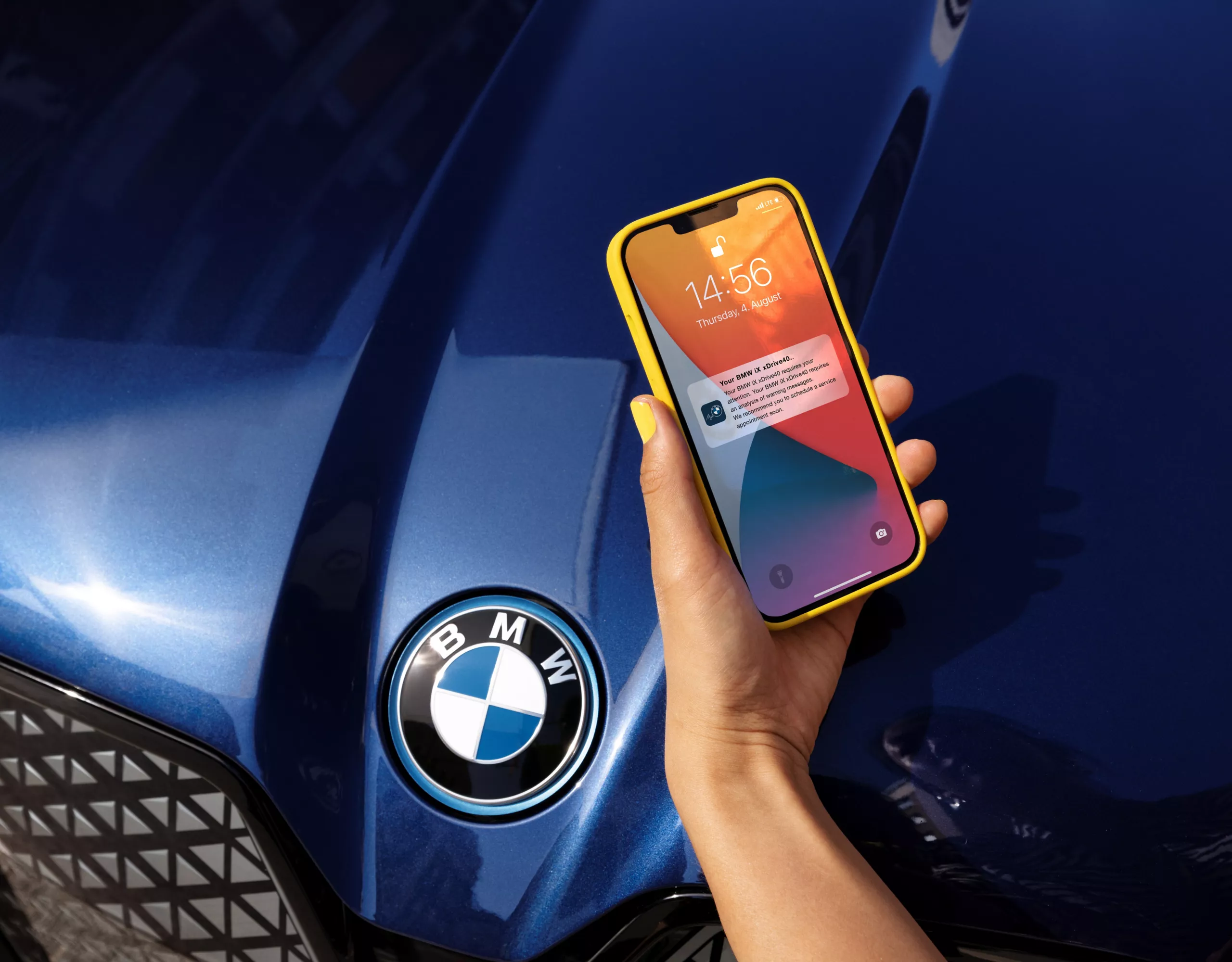 Two persons are sharing a BMW Digital Key with one another