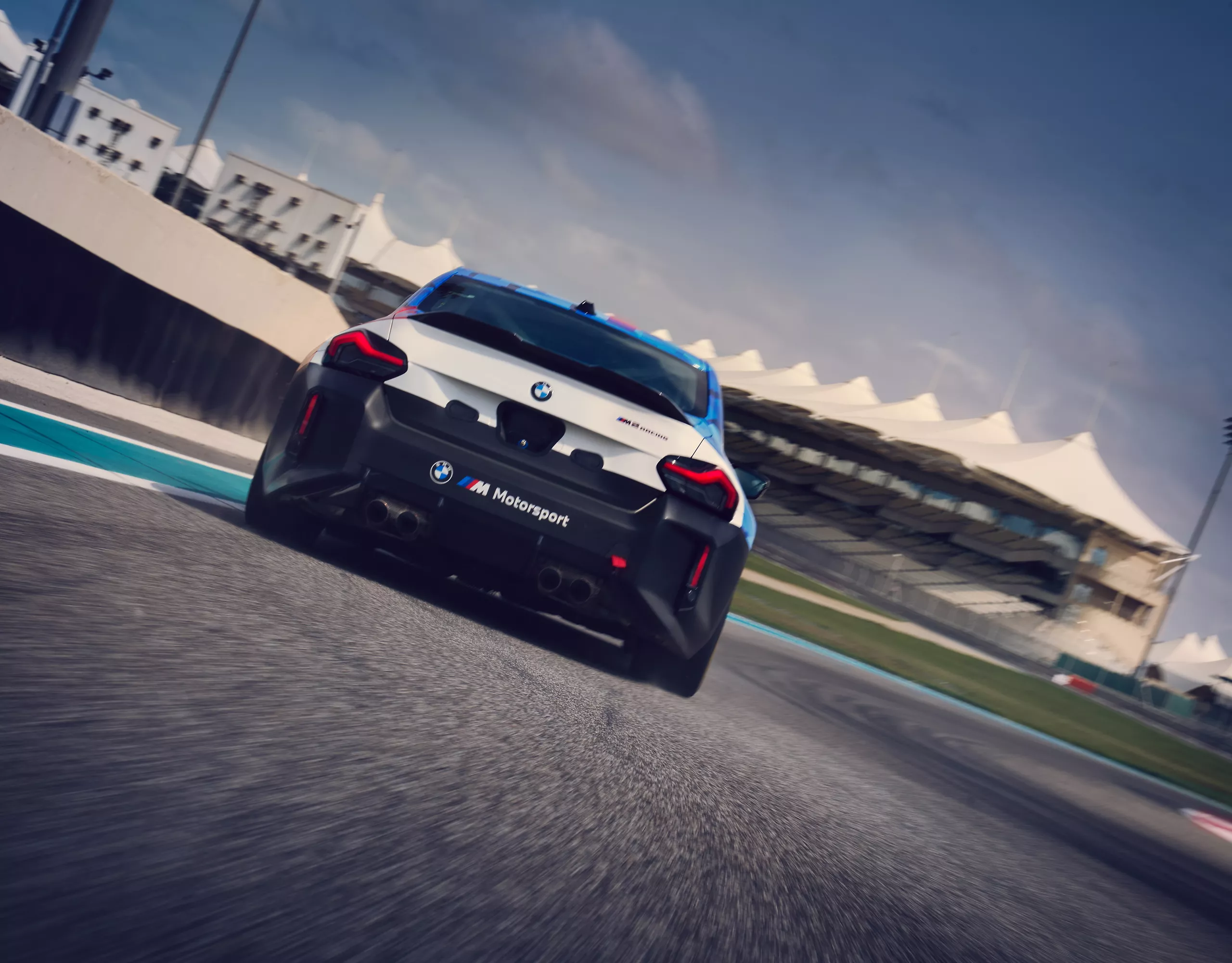 Parte traseira do BMW M2 Racing em curva a alta velocidade