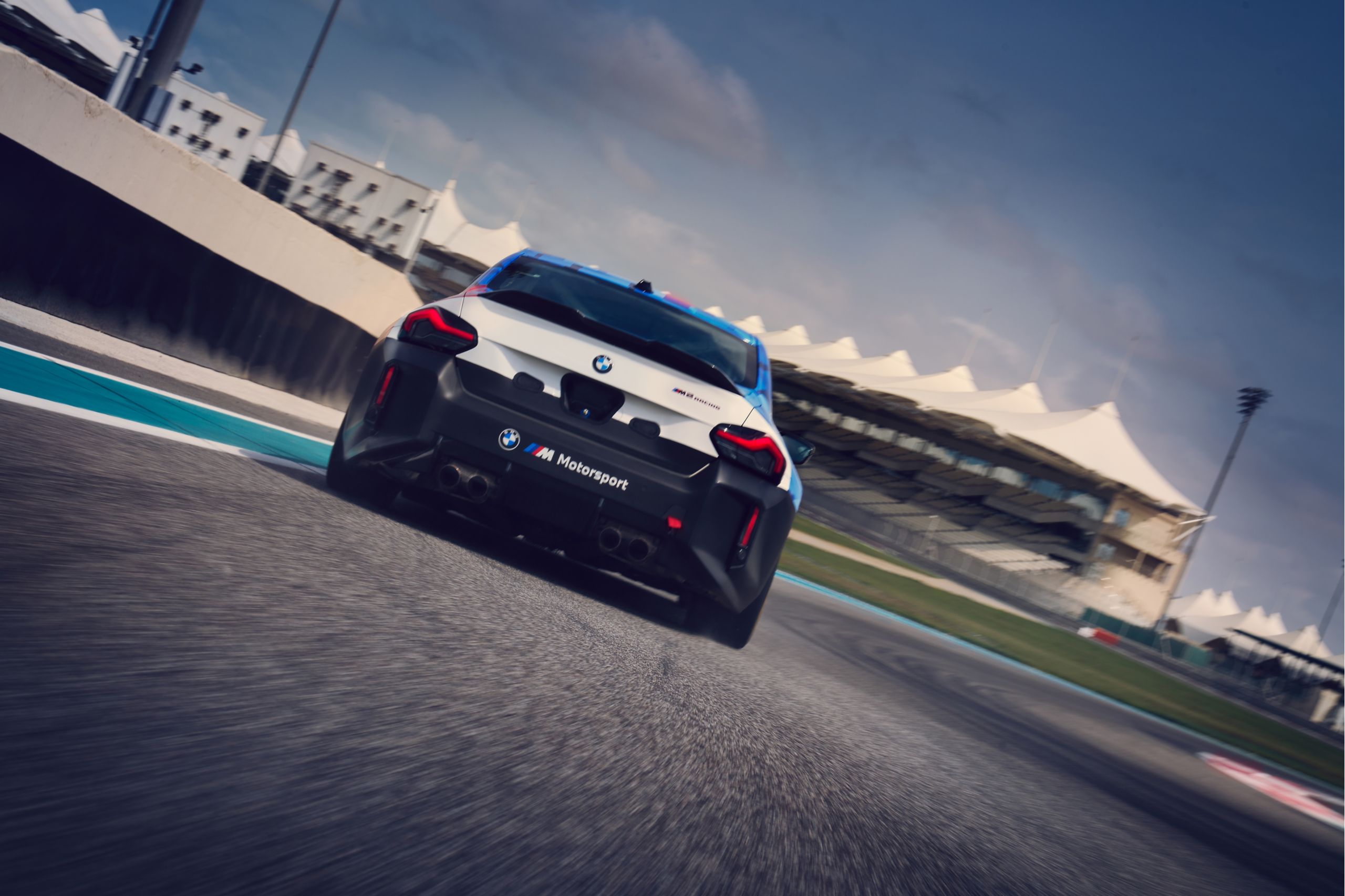 Parte traseira do BMW M2 Racing em curva a alta velocidade