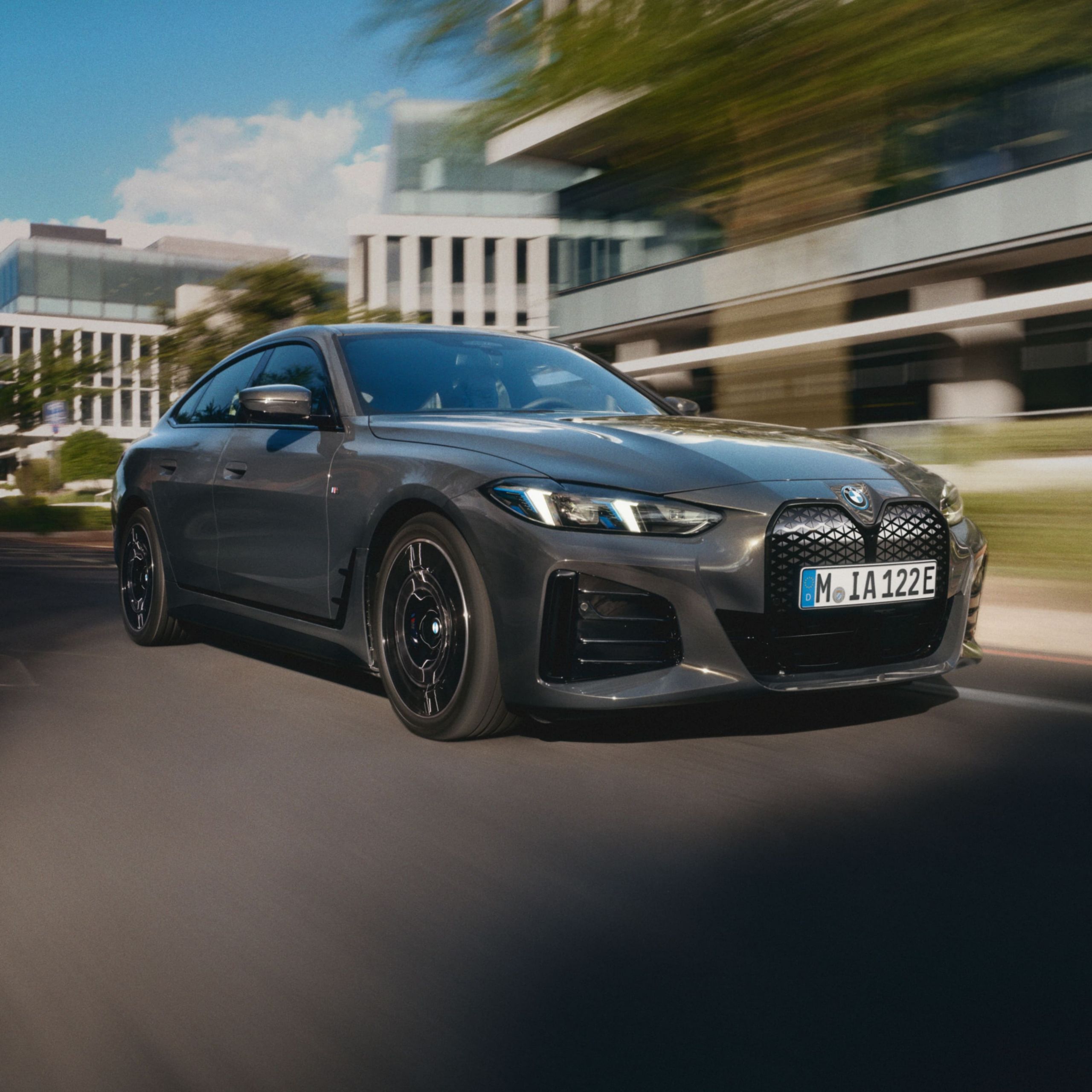 Dvaja muži si podávajú ruky pred servisom BMW