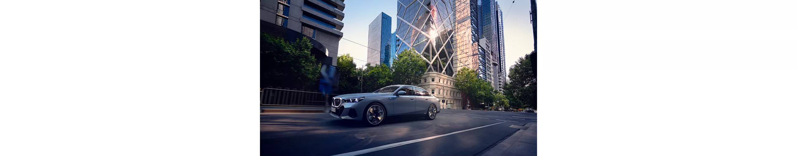 BMW 5シリーズを動画で体感してください。