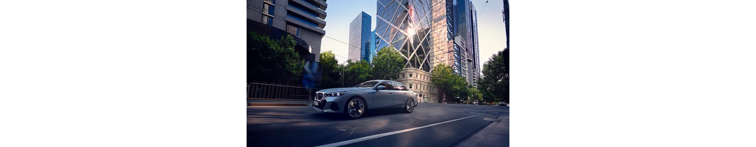 BMW 5シリーズを動画で体感してください。