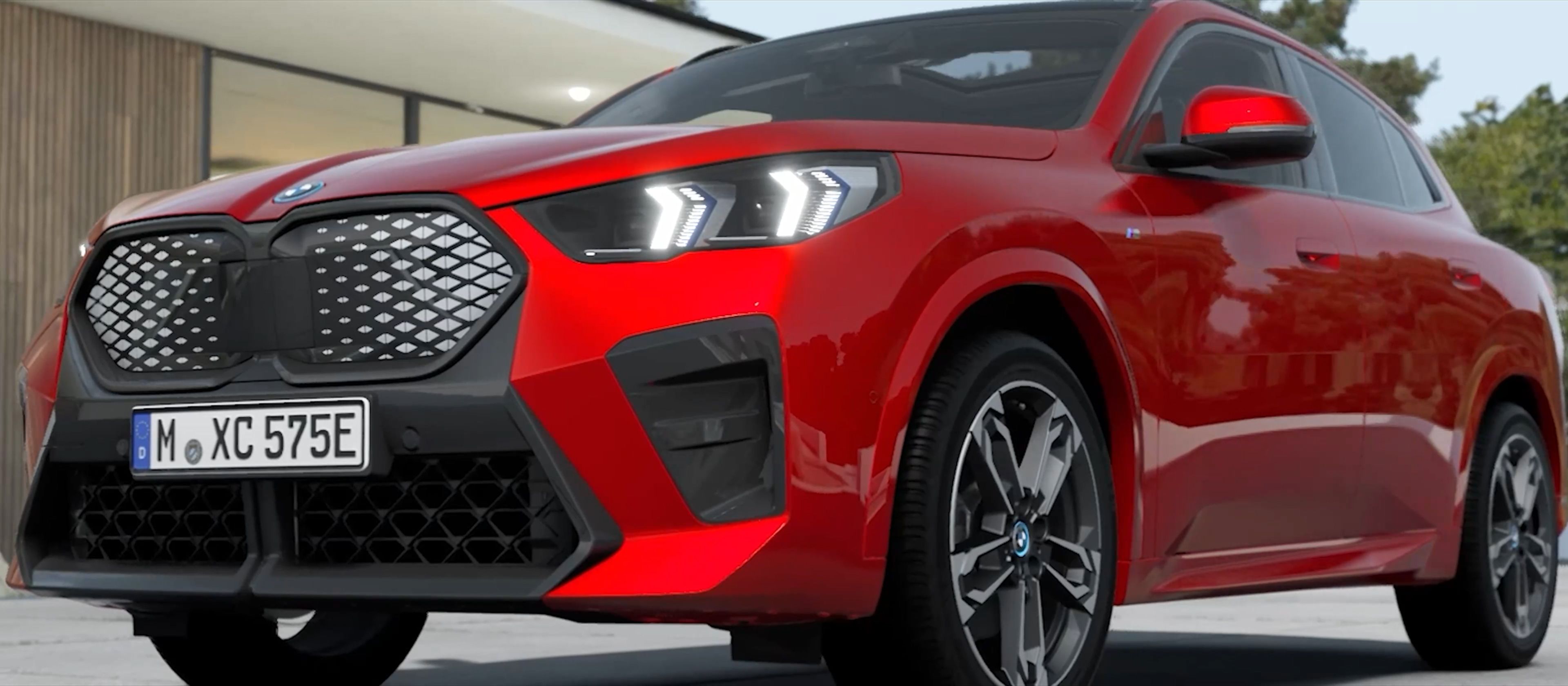 Video loop of the exterior view of the BMW iX2 xDrive30 in Dragonfire Red with light alloy wheels 