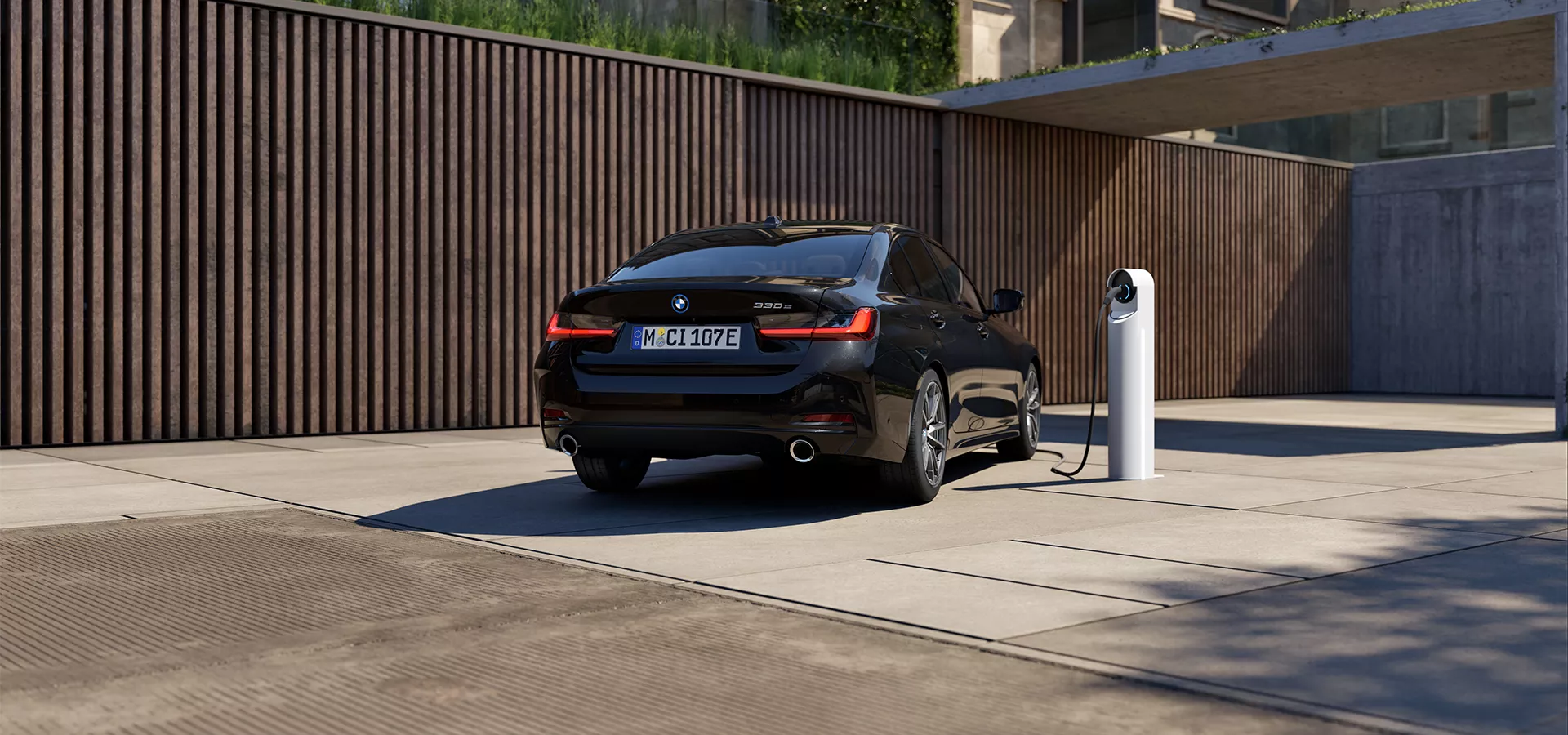 Eine schwarze BMW Plug-In Hydrid 3er Limousine