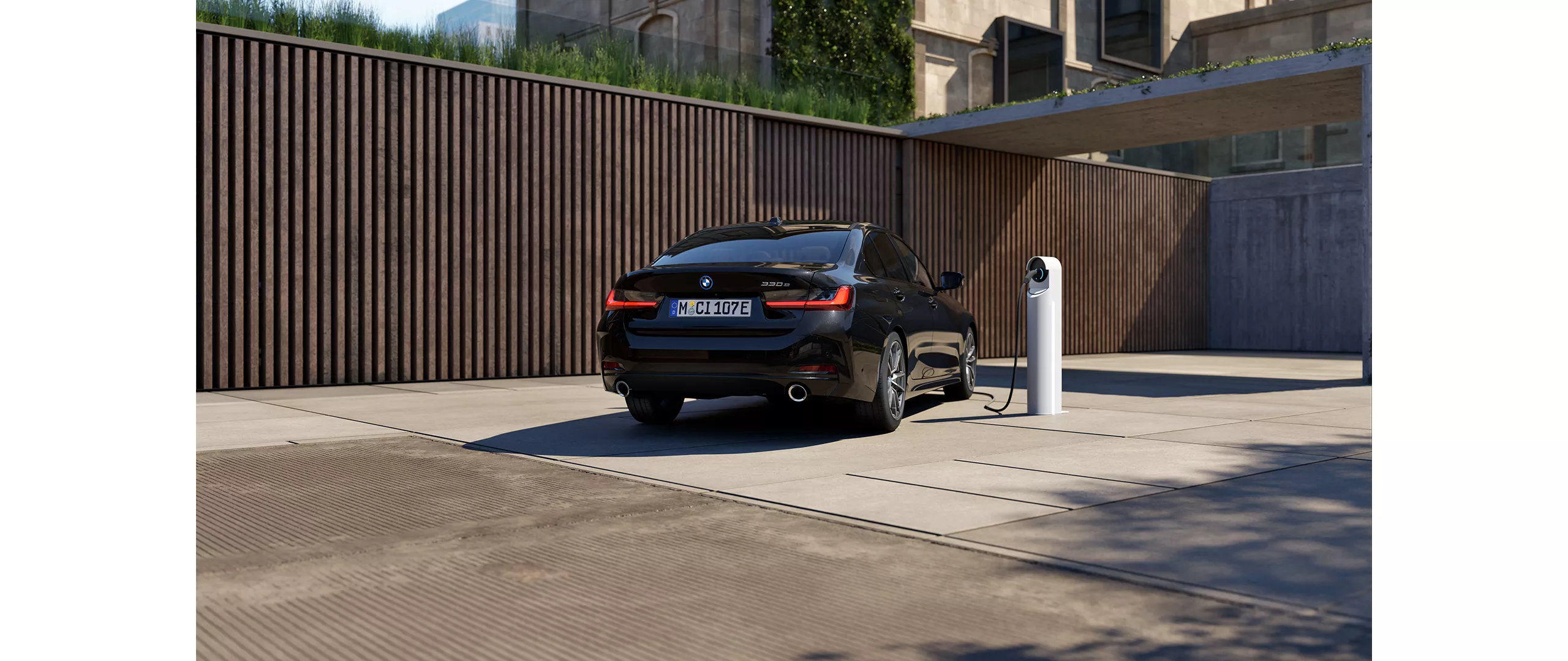 Eine schwarze BMW Plug-In Hydrid 3er Limousine
