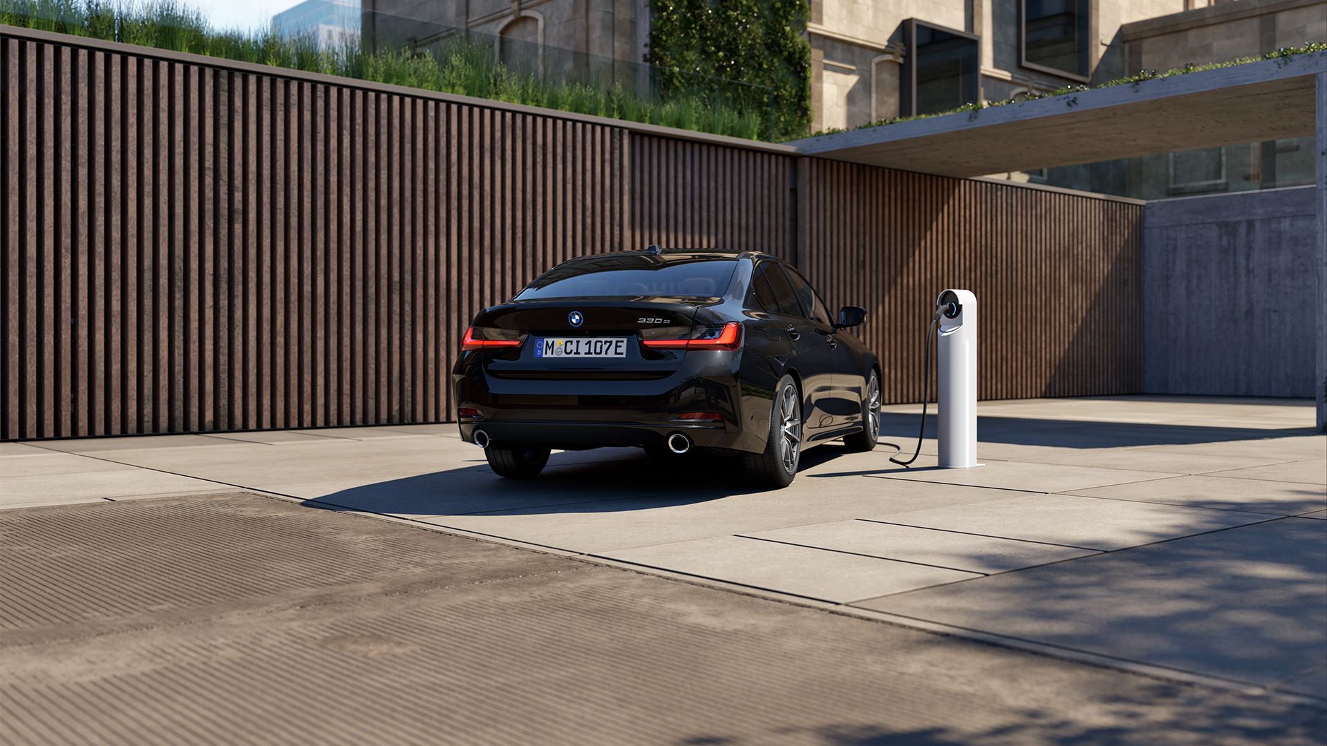 Eine schwarze BMW Plug-In Hydrid 3er Limousine
