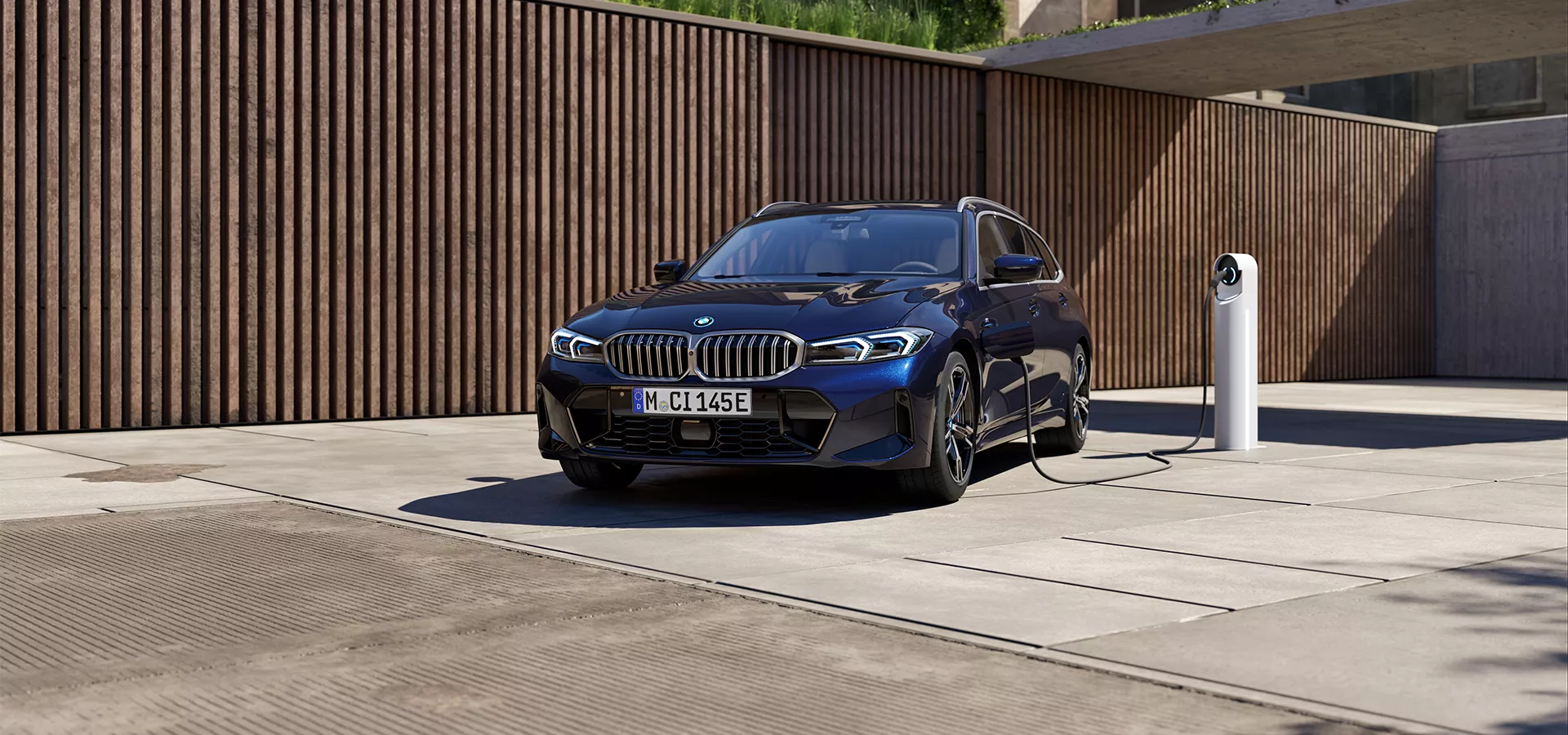 Ein blauer BMW Plug-In Hydrid 3er Touring