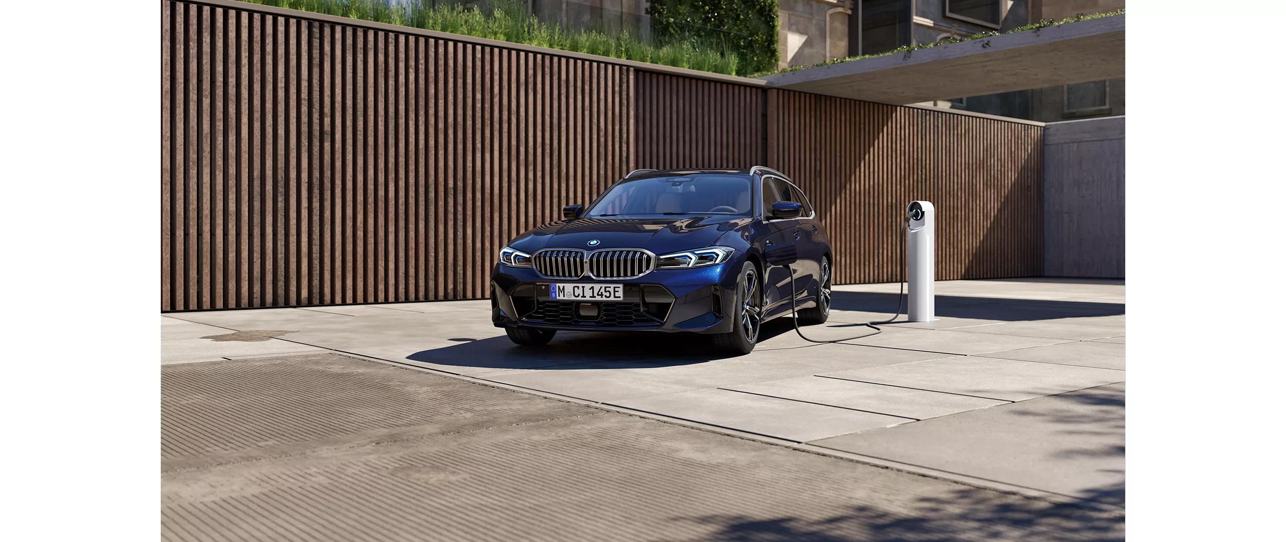 Ein blauer BMW Plug-In Hydrid 3er Touring