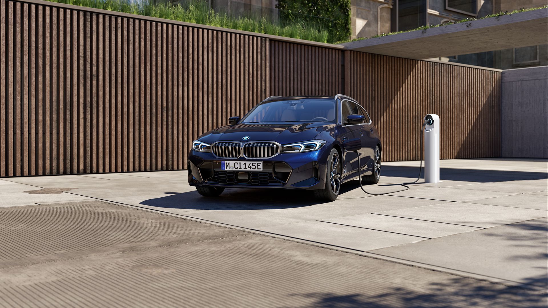 Ein blauer BMW Plug-In Hydrid 3er Touring