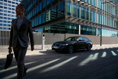 BMW 3 Series Sedan Plug-in Hybrid black front view