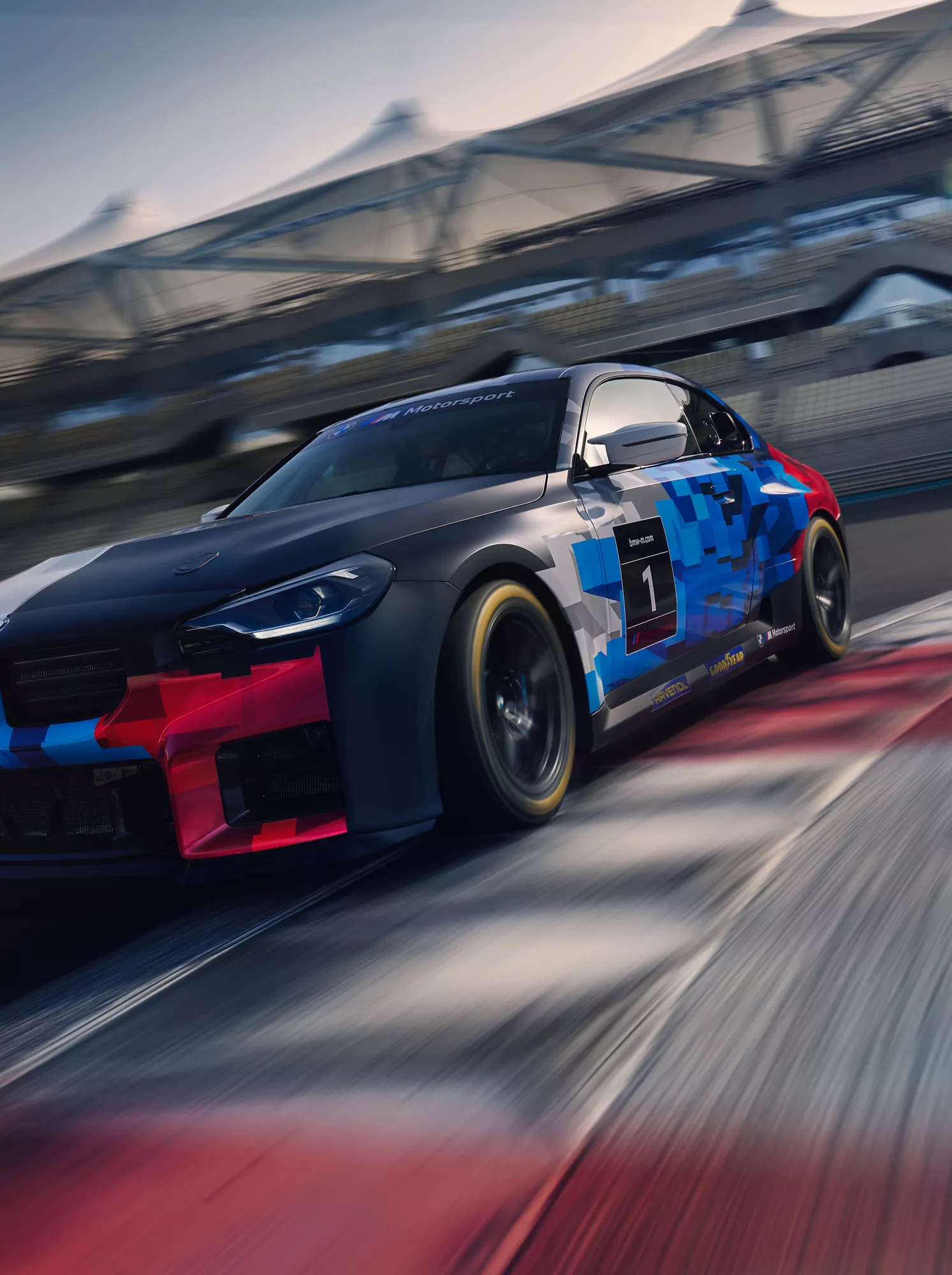 BMW M2 Racing adelantando en circuito durante carrera