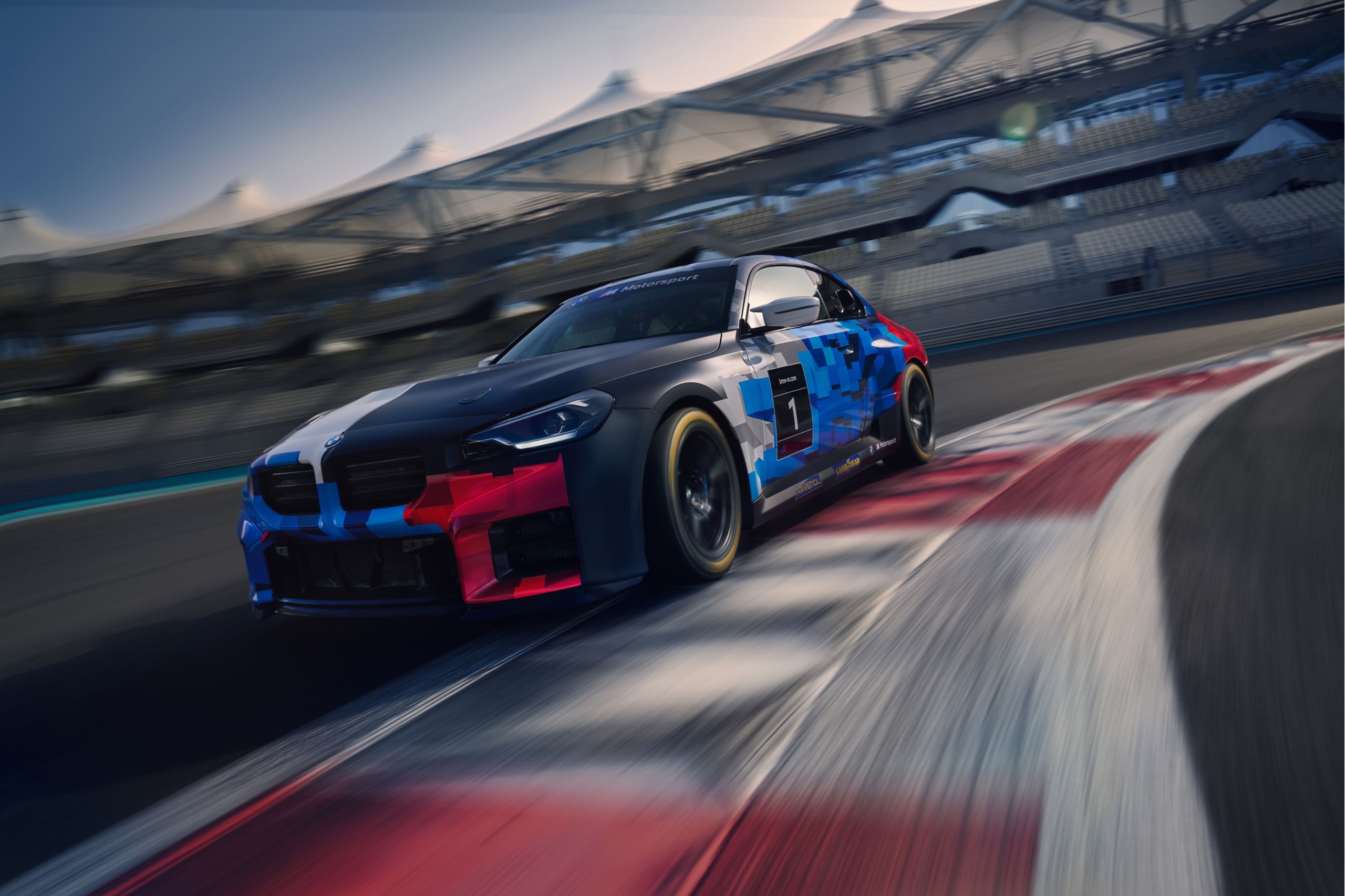 BMW M2 Racing adelantando en circuito durante carrera