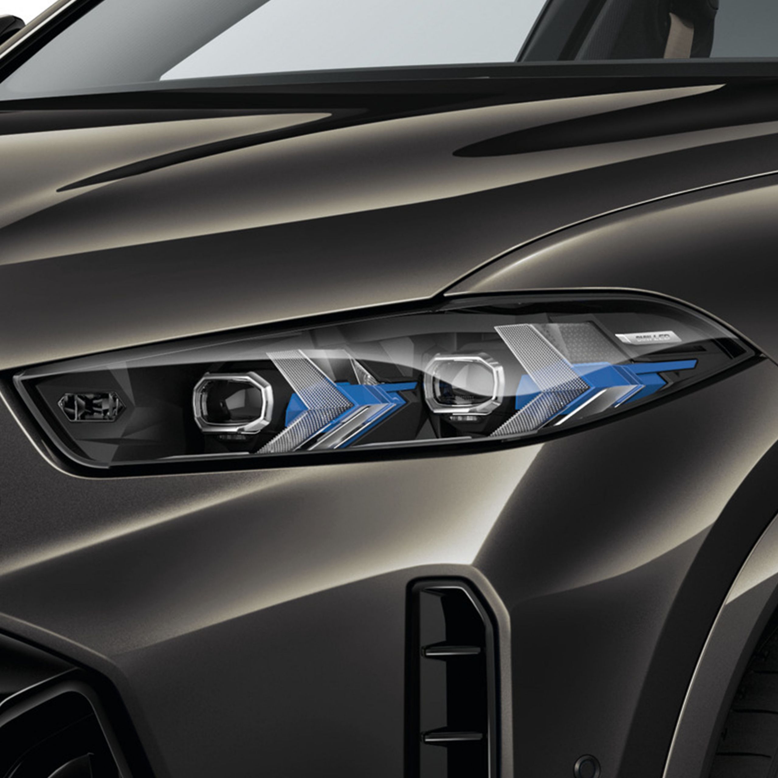 הדמיה בתלת-ממד של הפנסים הראשיים האדפטיביים מסוג LED בעיצוב מושחר M Shadowline ב-BMW X6