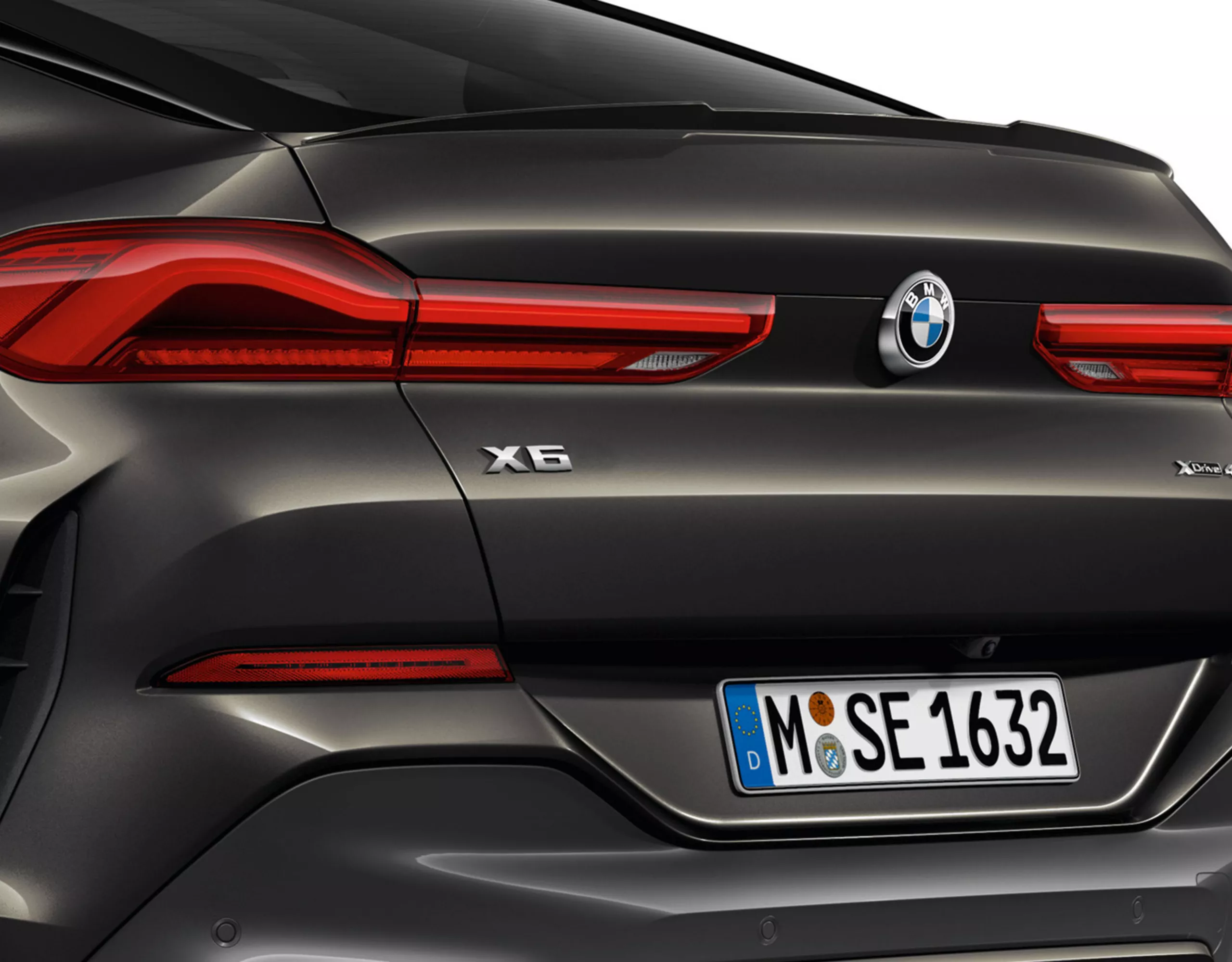 הדמיה של חלקו האחורי של ה-BMW X6 עם מערכת פליטה ספורטיבית M