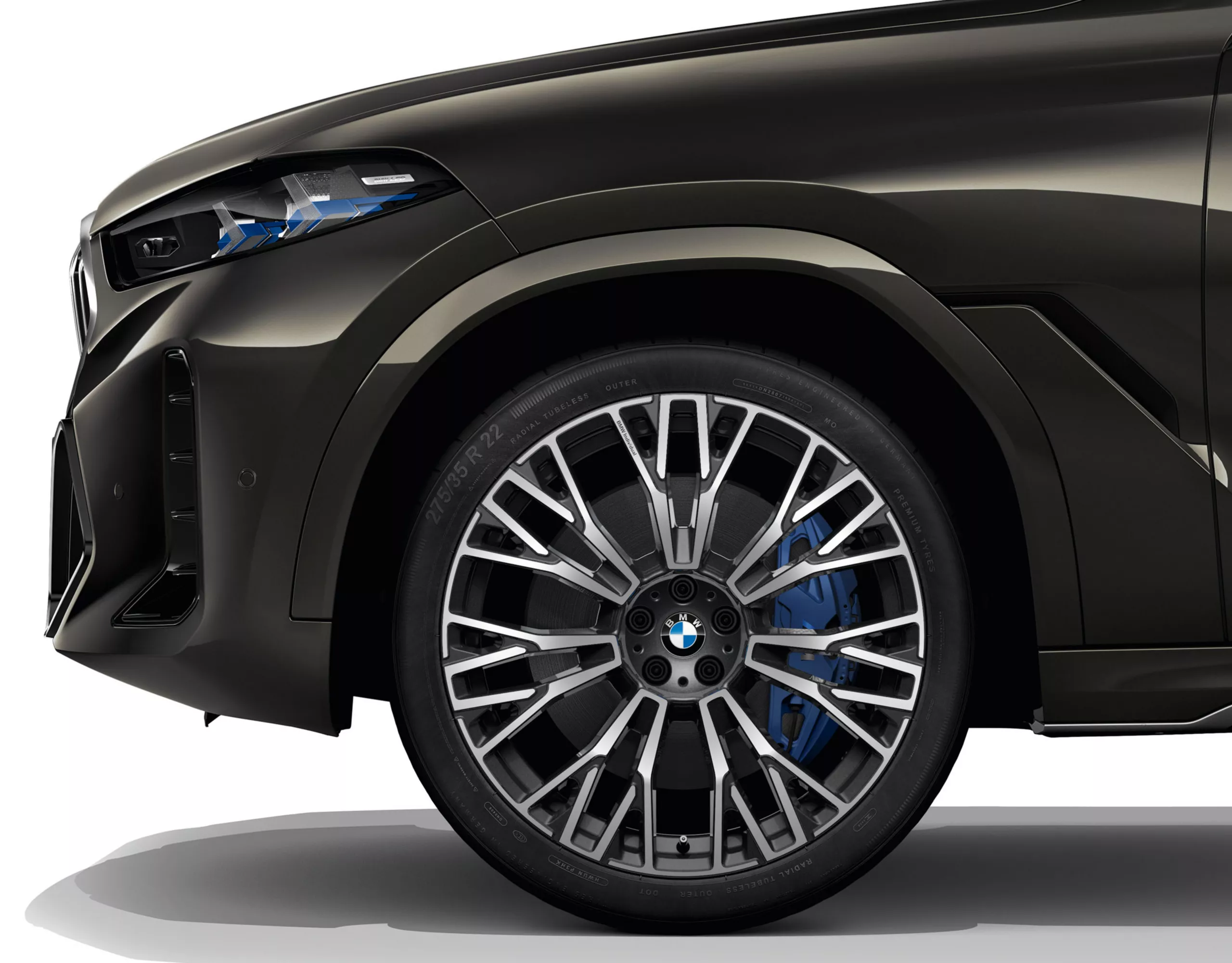 הדמיה בתלת-ממד של גלגלי סגסוגת קלה M בגודל 22 אינץ' בעיצוב חישורים בסגנון V בשני גוונים 747 M עם צמיגים מעורבים ב-BMW X6