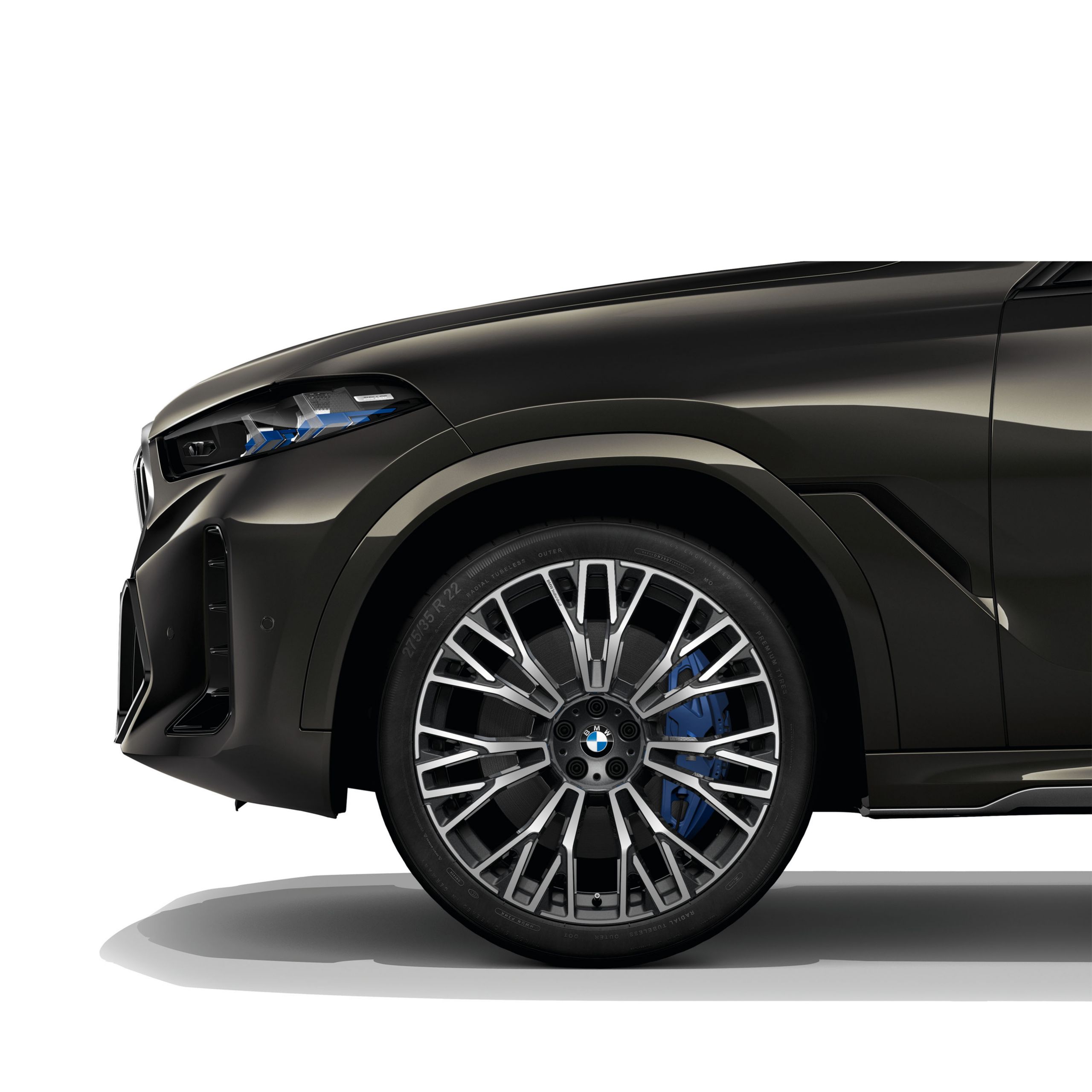 הדמיה בתלת-ממד של גלגלי סגסוגת קלה M בגודל 22 אינץ' בעיצוב חישורים בסגנון V בשני גוונים 747 M עם צמיגים מעורבים ב-BMW X6