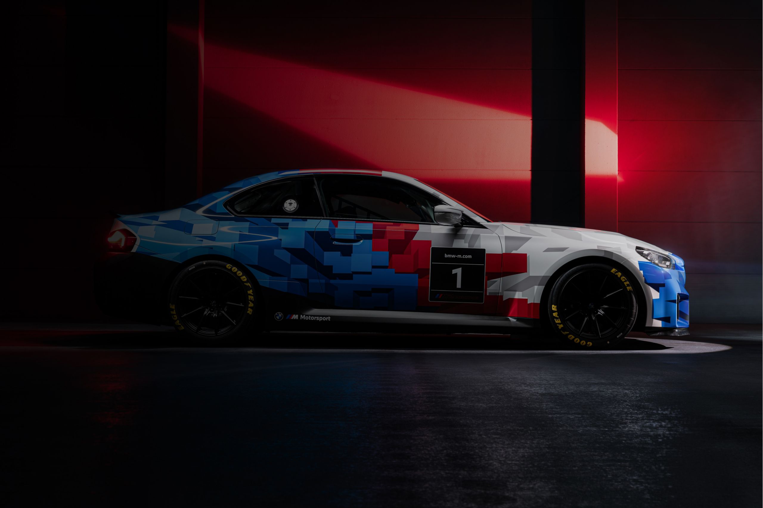 Vista lateral de um BMW M2 Racing
