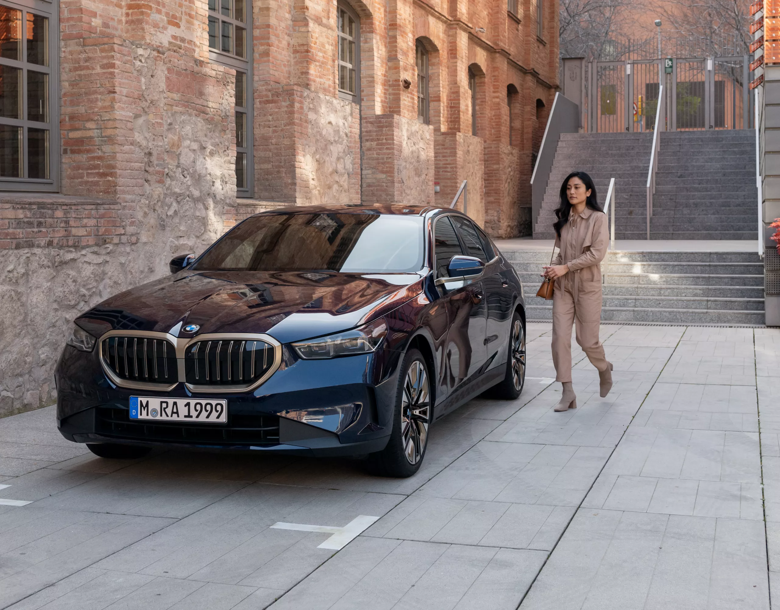 รถยนต์ BMW กำลังวิ่งบนถนน