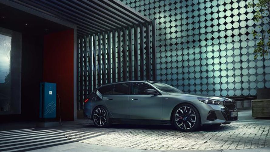 充電ステーションで充電中のBMW i7