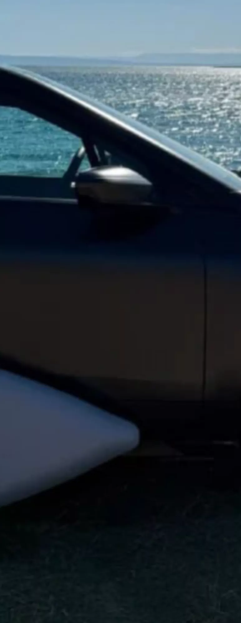 BMW Lifestyle BMW 02 мініатюра жовтого кольору в мініатюрному середовищі
