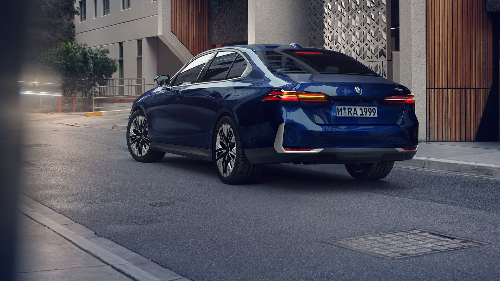 Eine blaue BMW Plug-In Hydrid 5er Limousine