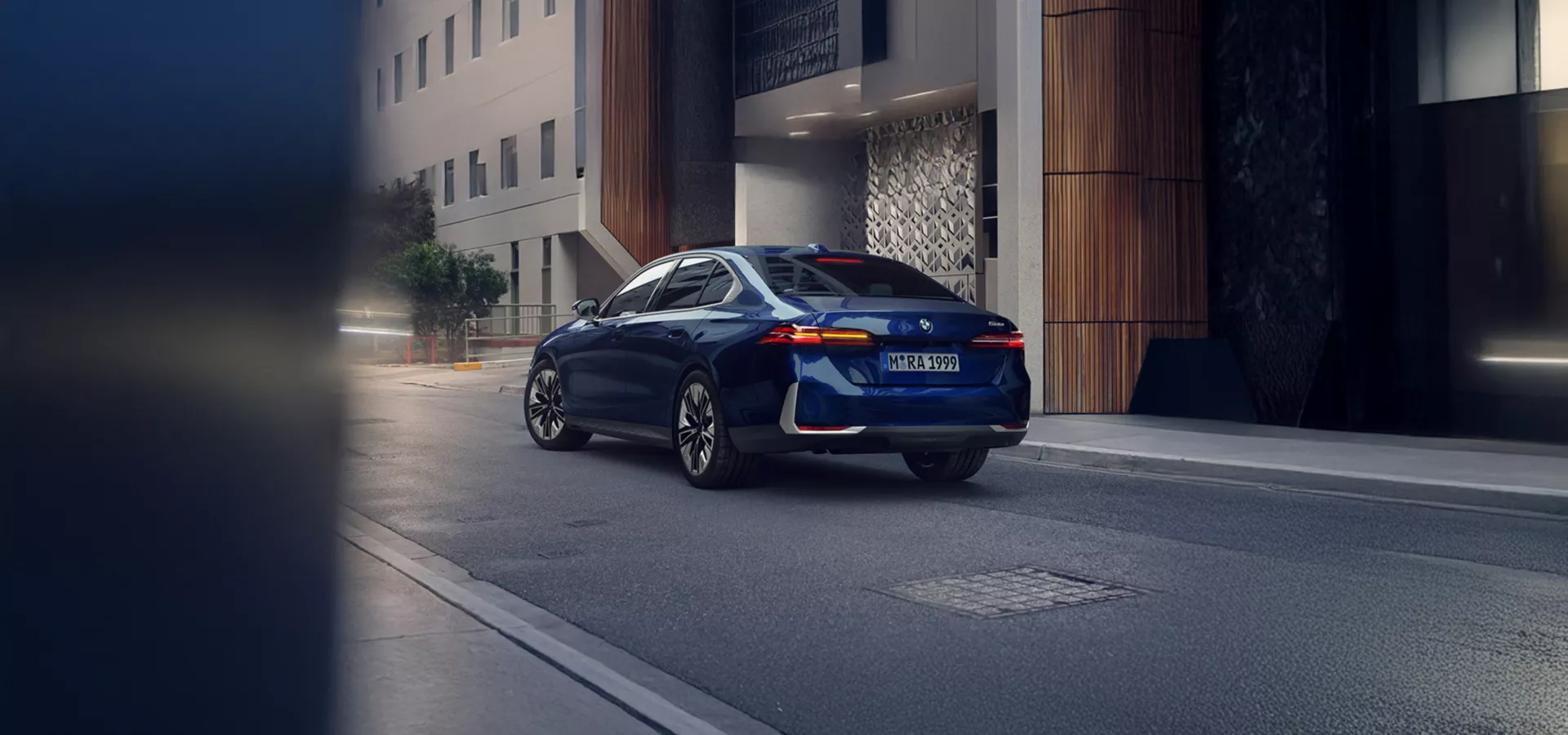 Eine blaue BMW Plug-In Hydrid 5er Limousine