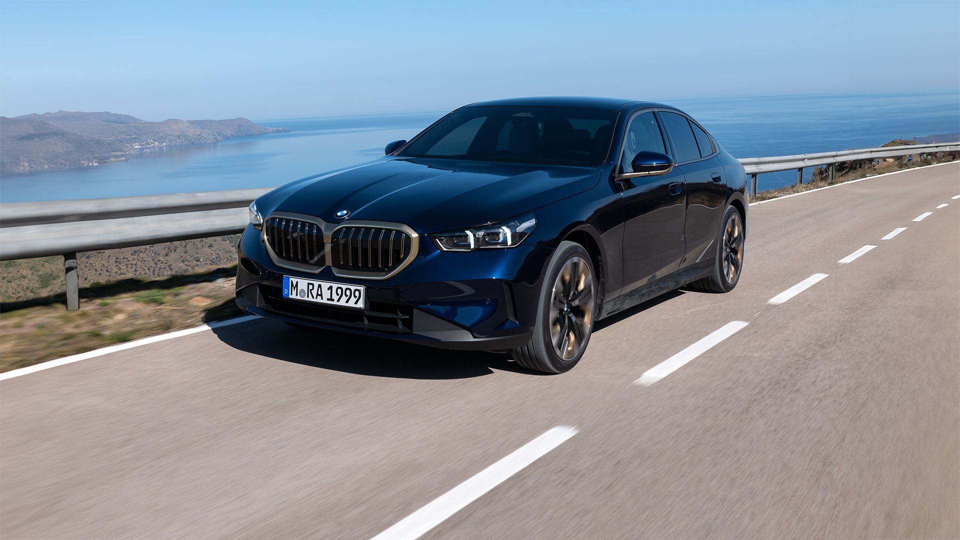 Eine blaue BMW 5er Limousine
