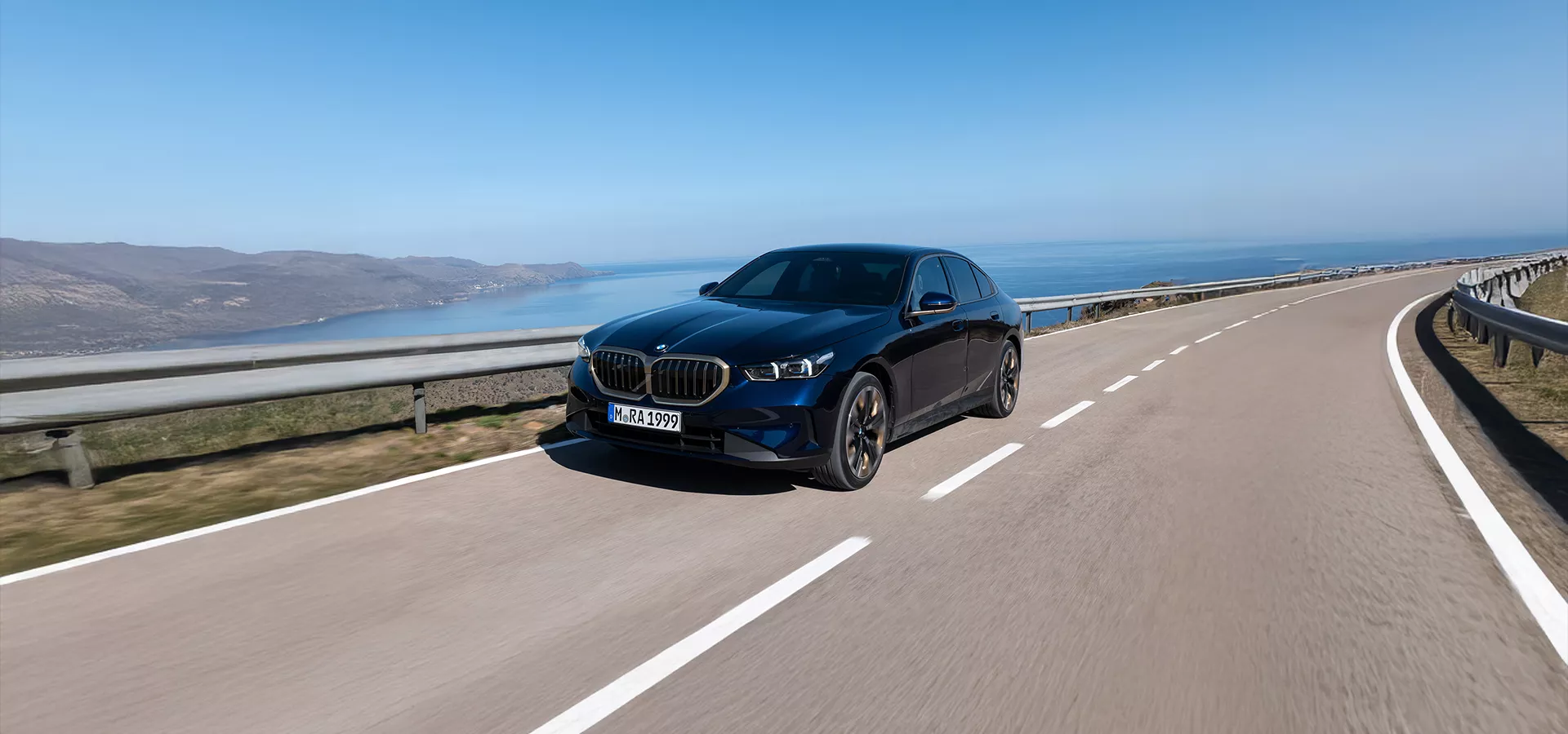 Eine blaue BMW 5er Limousine
