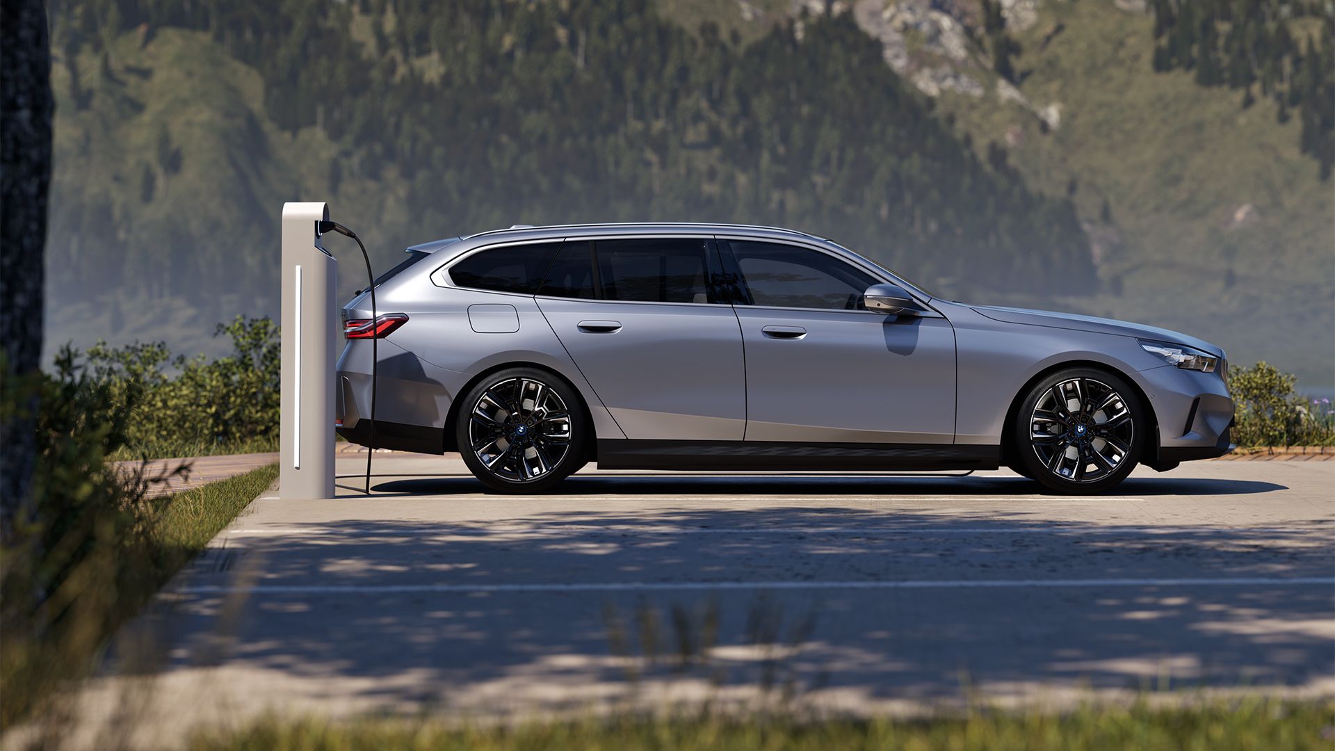 Ein silberner BMW Plug-In Hydrid 5er Touring