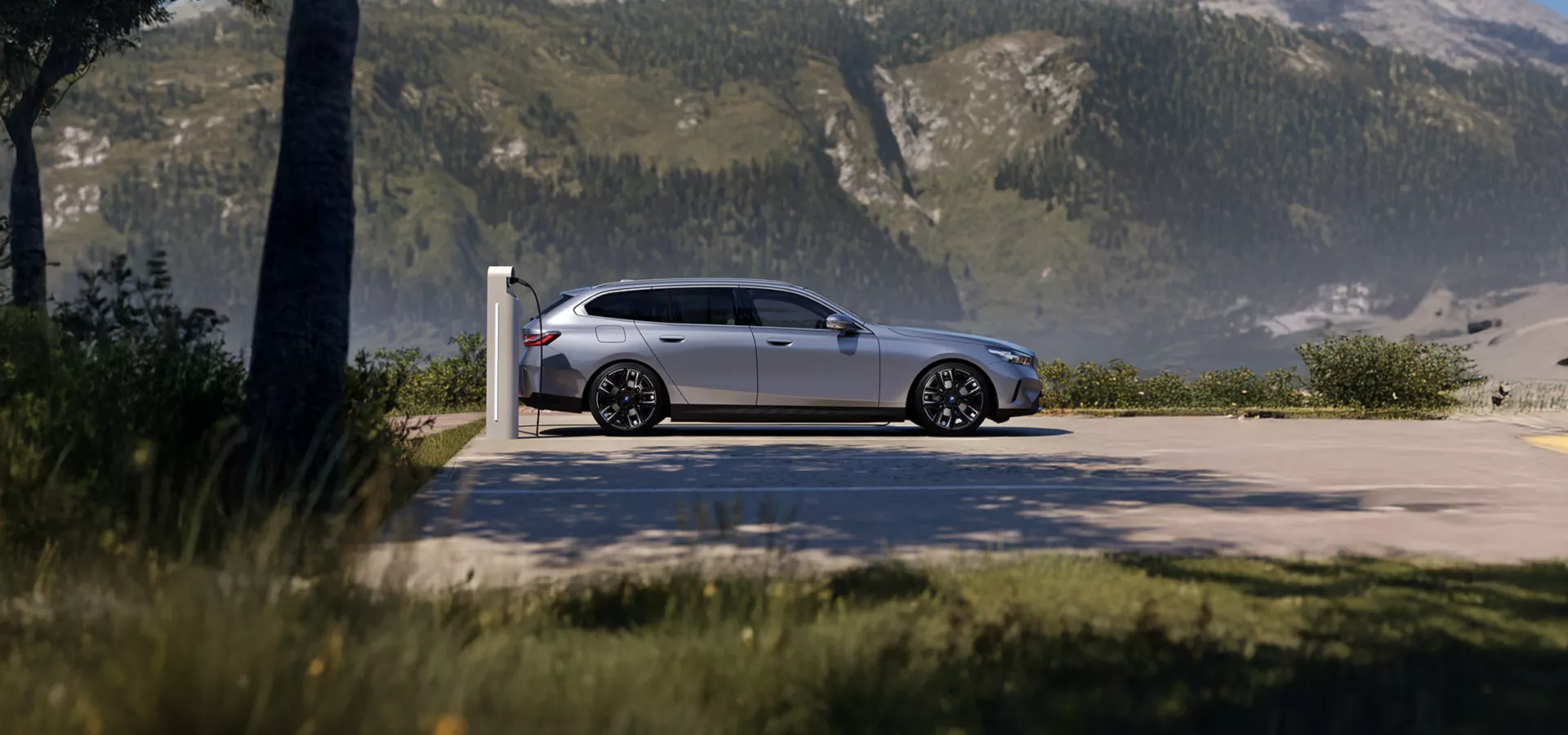 Ein silberner BMW Plug-In Hydrid 5er Touring