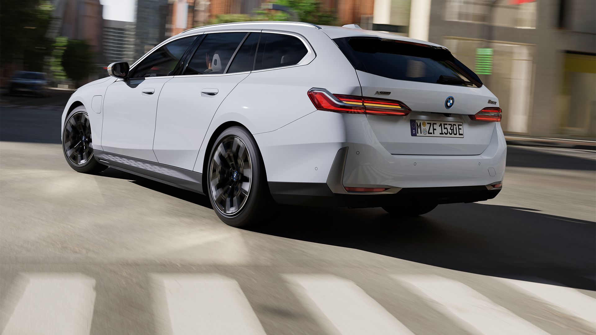 Ein weißer BMW 5er Touring