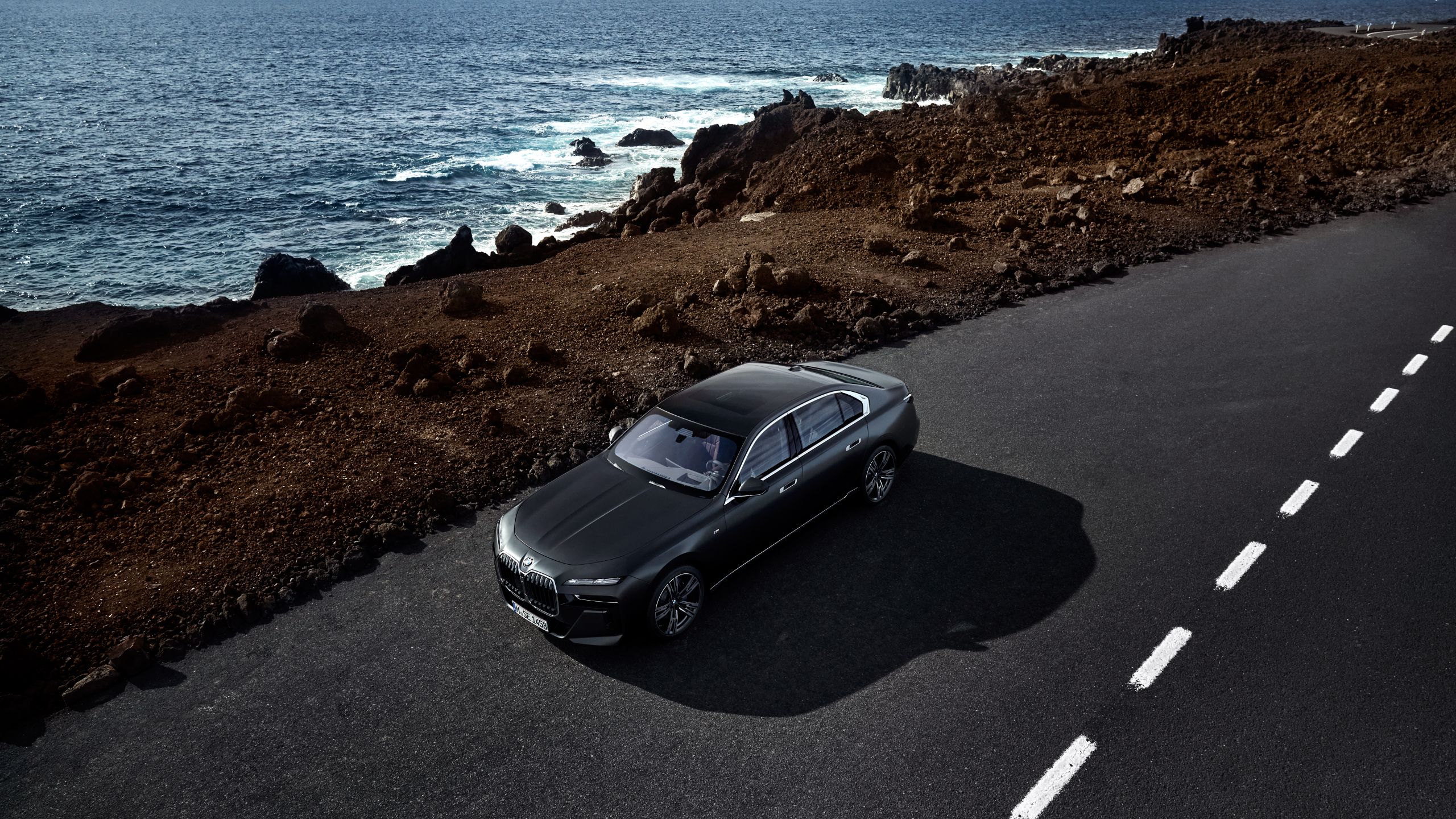 รถยนต์ BMW i7 จอดบนถนนหน้าทะเลสาบอันงดงาม
