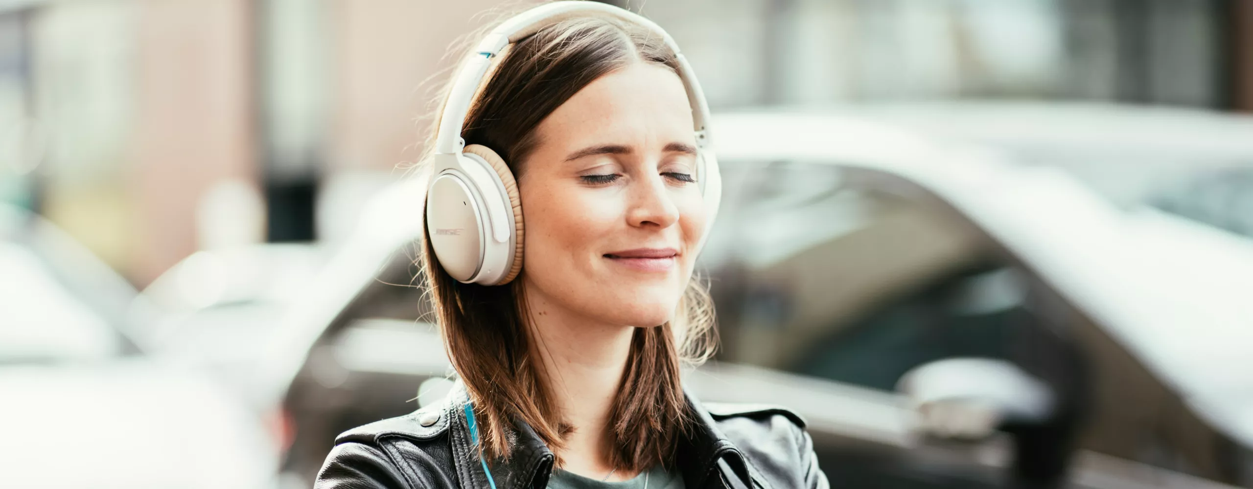 Frau sitz auf Bank mit Kopfhörern