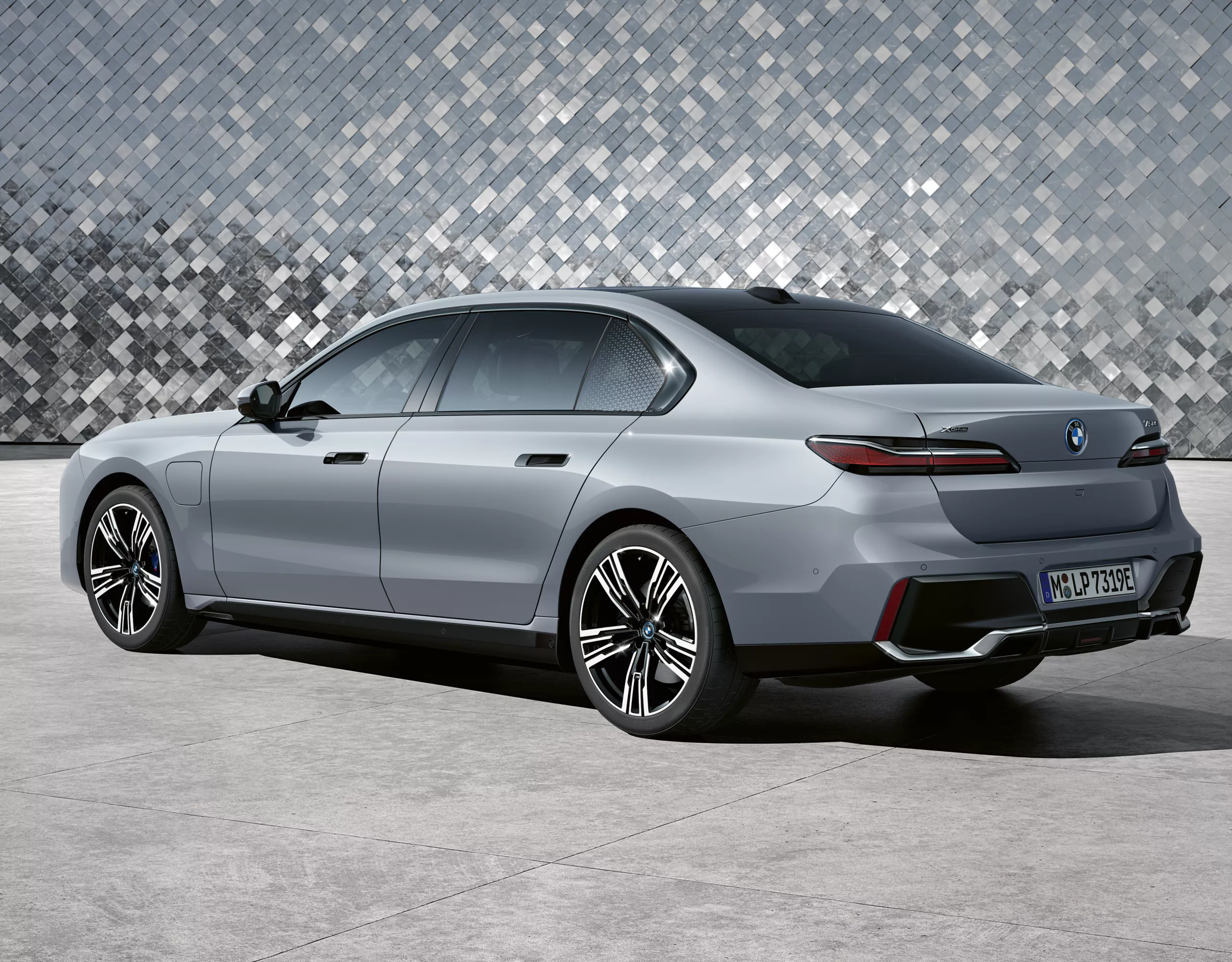 BMW 7 Series Plug-in Hybrid grey rear view