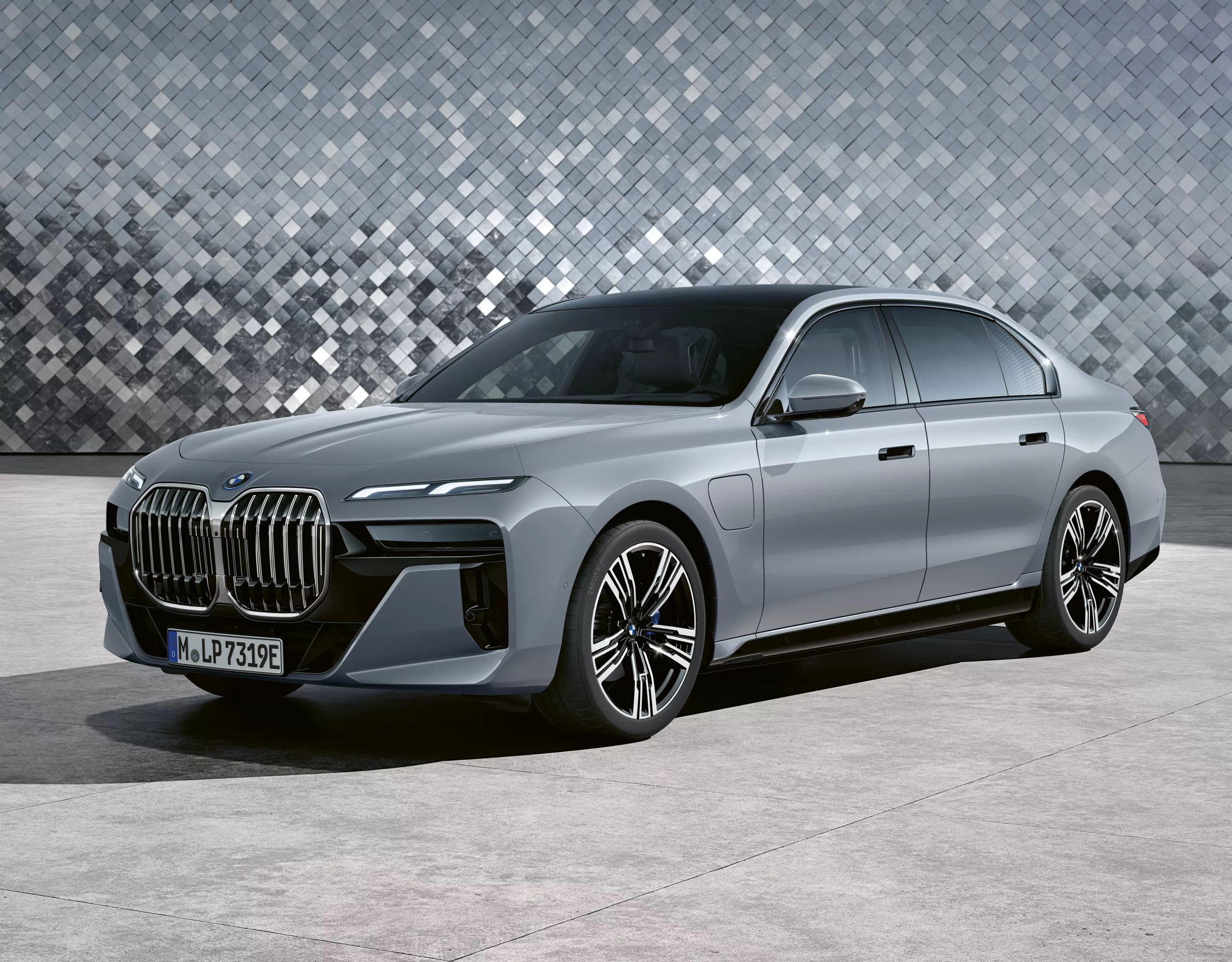 BMW 7 Series Plug-in Hybrid grey front view