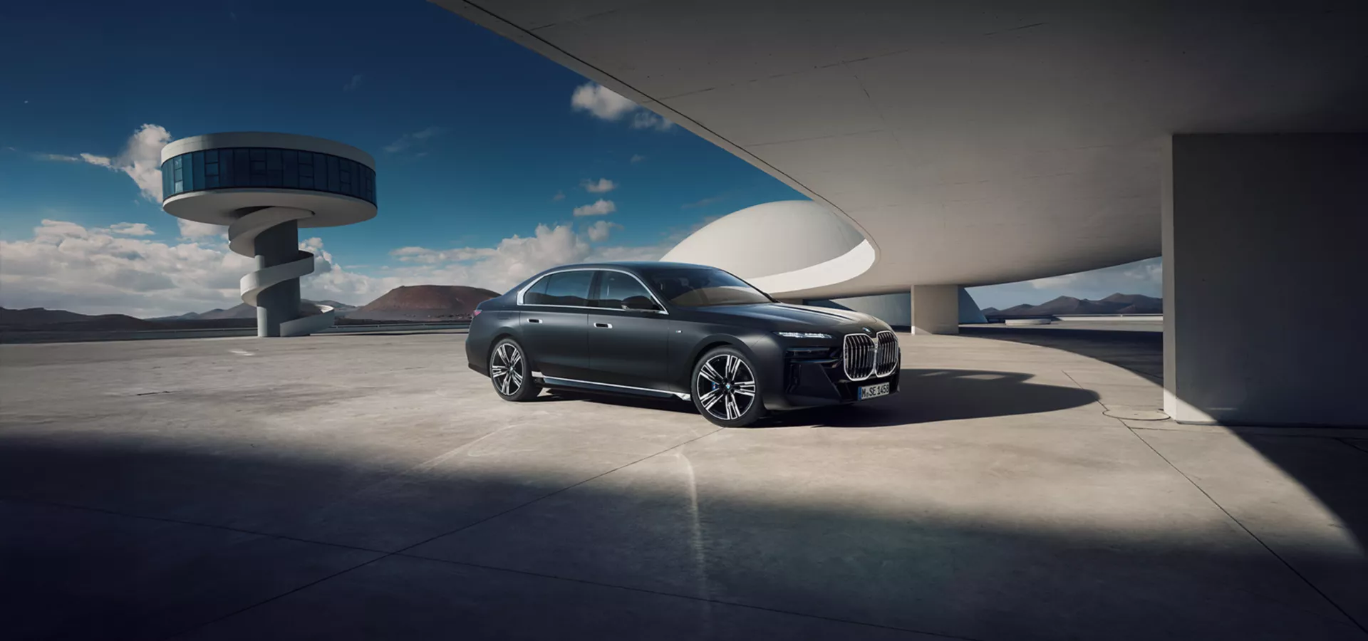 Eine schwarze BMW 7er Limousine