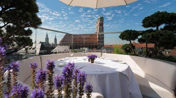 Außenbereich des Restaurants im Bayerischen Hof München