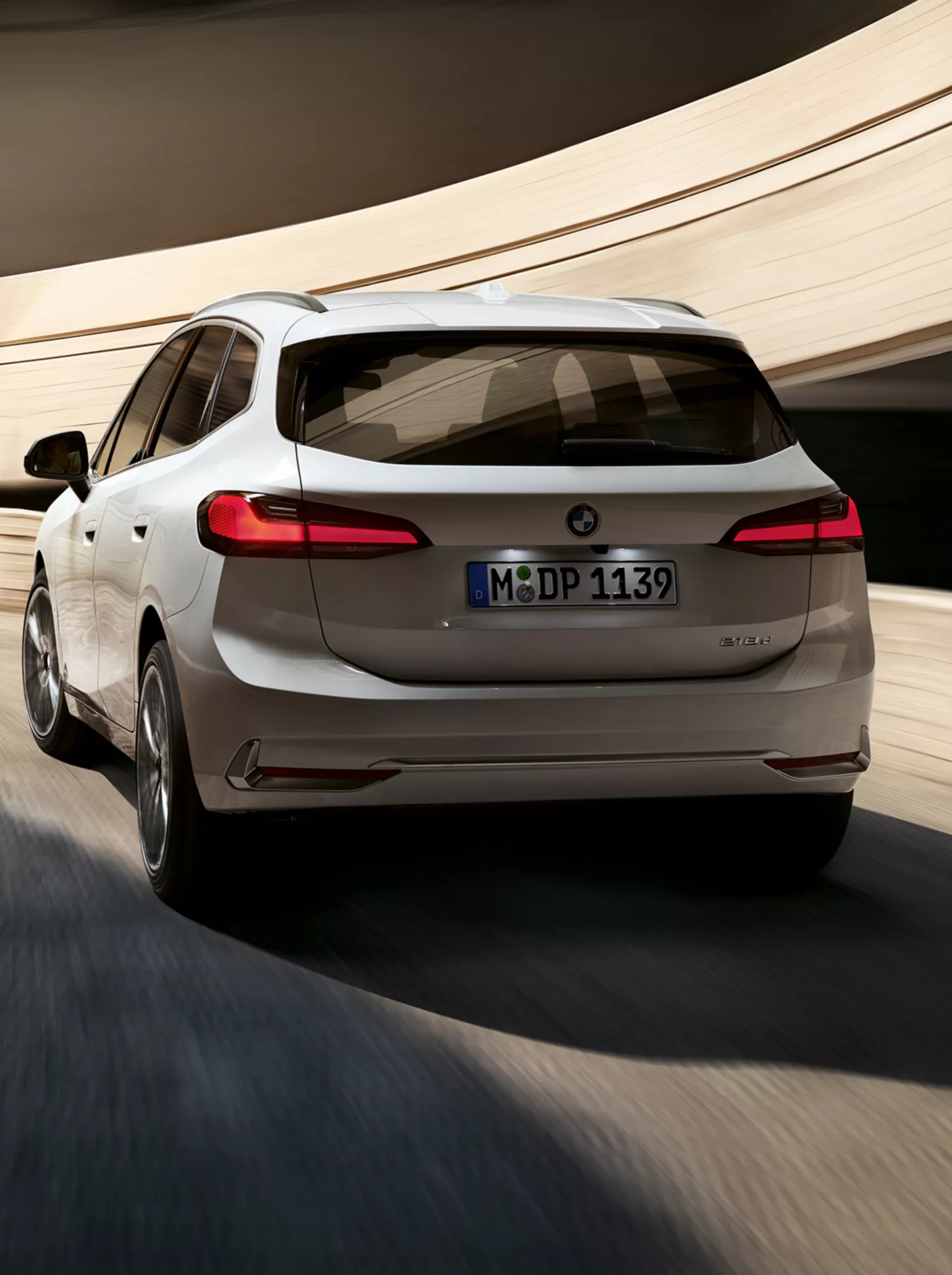 BMW 2シリーズ アクティブ ツアラーが螺旋状の道路を走る