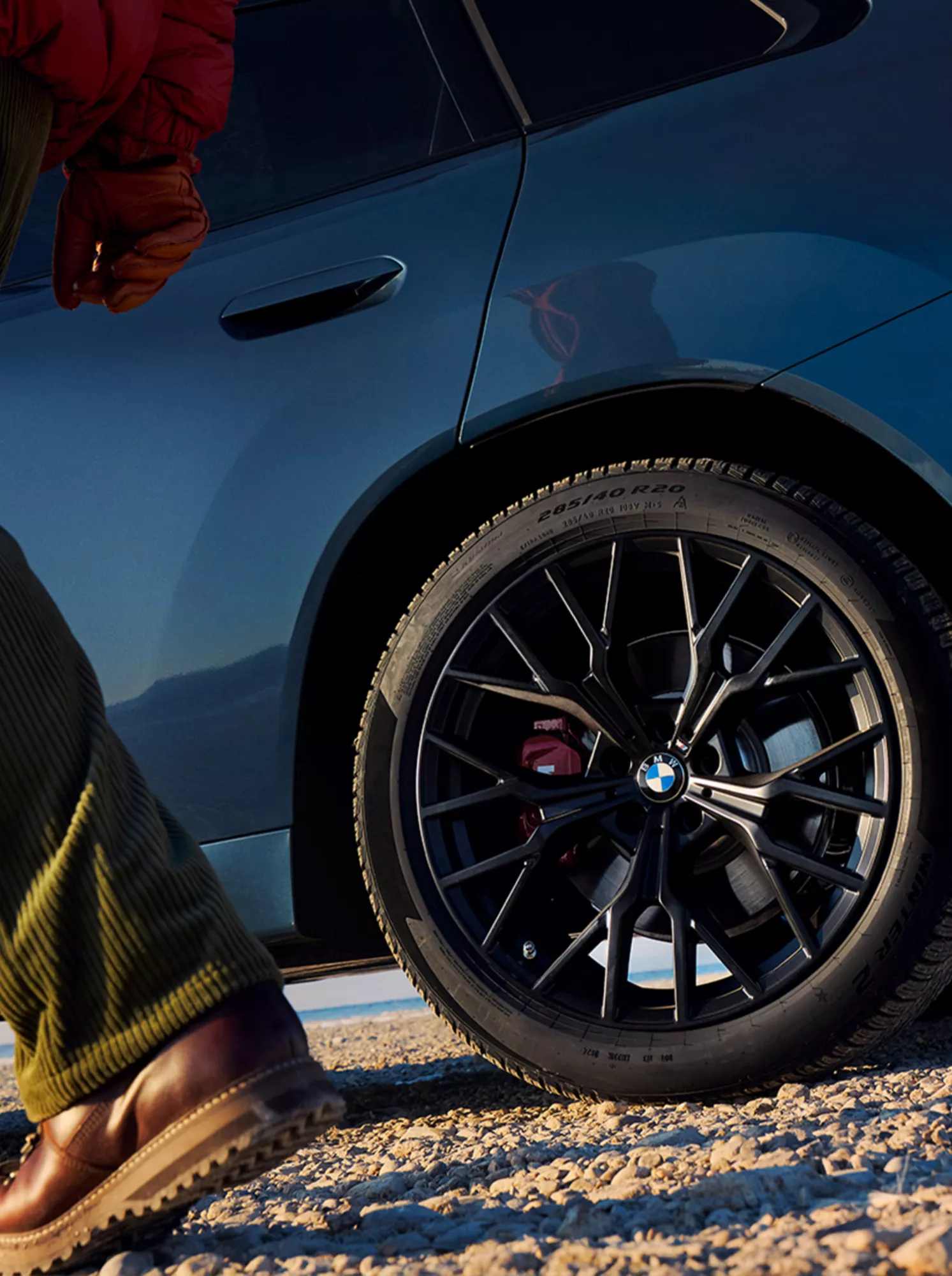 Detailansicht eines BMW Fahrzeugs mit Fokus auf Rad und Fahrzeugseite.