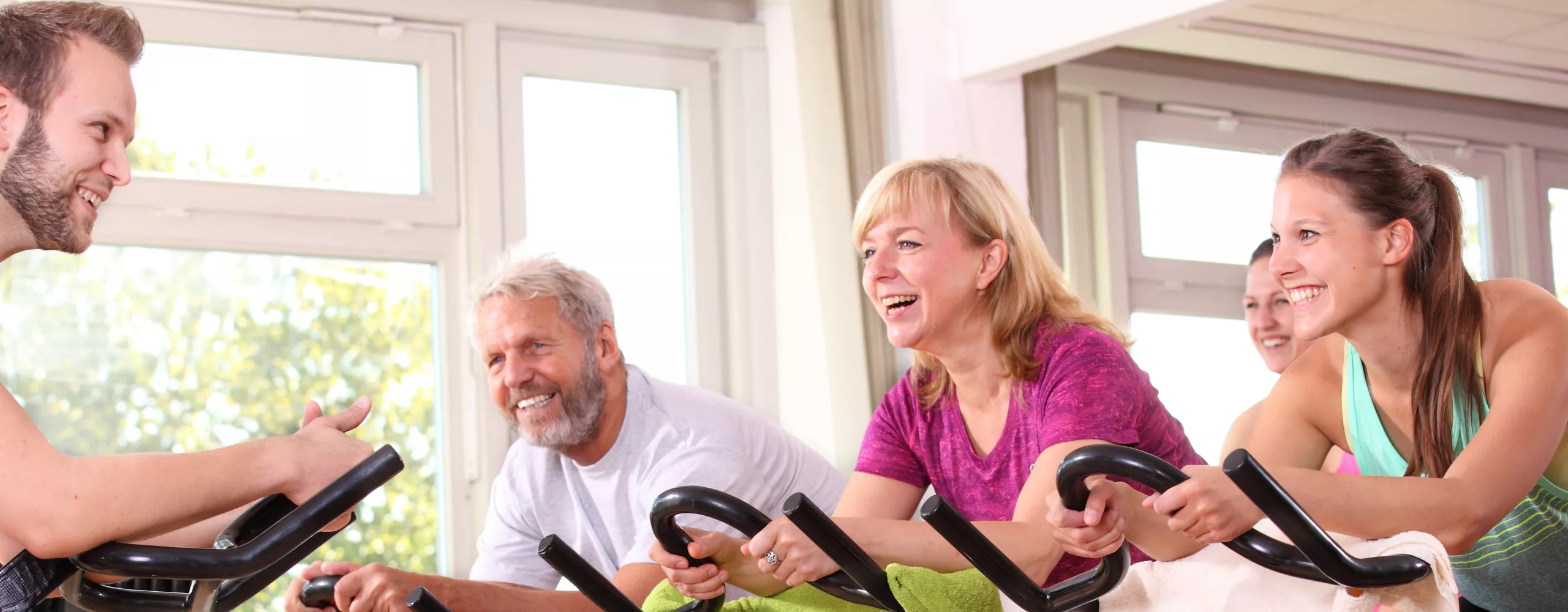 Kursteilnehmer machen Indoor Cycling